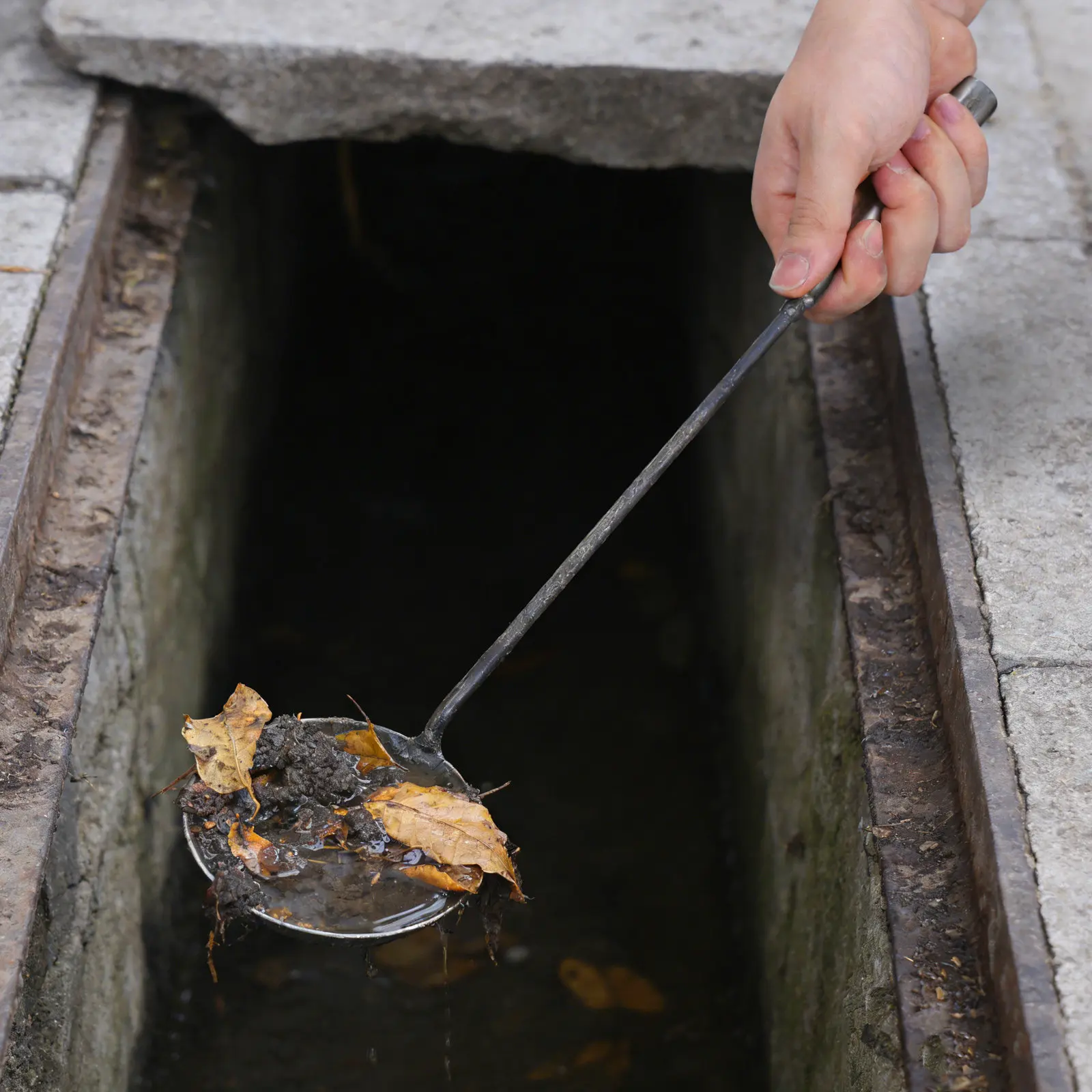 

Professional Grade Iron Water Ladle Scoop Long Handle Thick Garden Cleaning Spoon for Mud Removal Watering Bailers Kitchen Yard