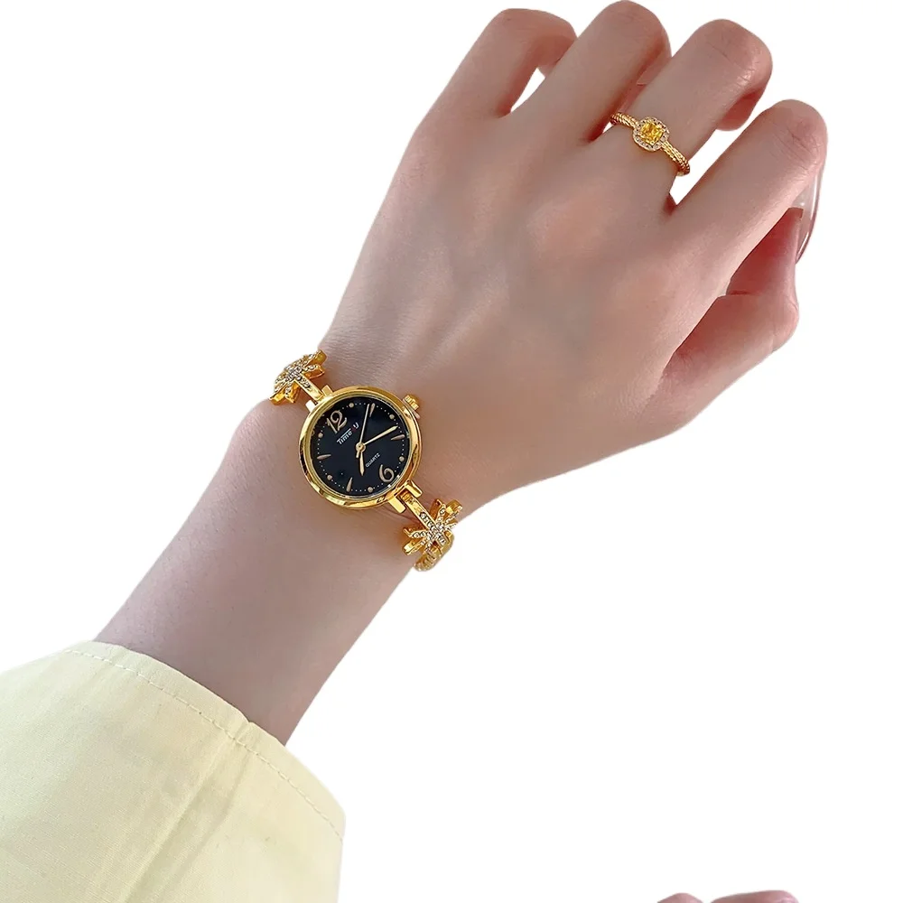 

Женские часы Женские часы с нежной цепочкой и бриллиантами