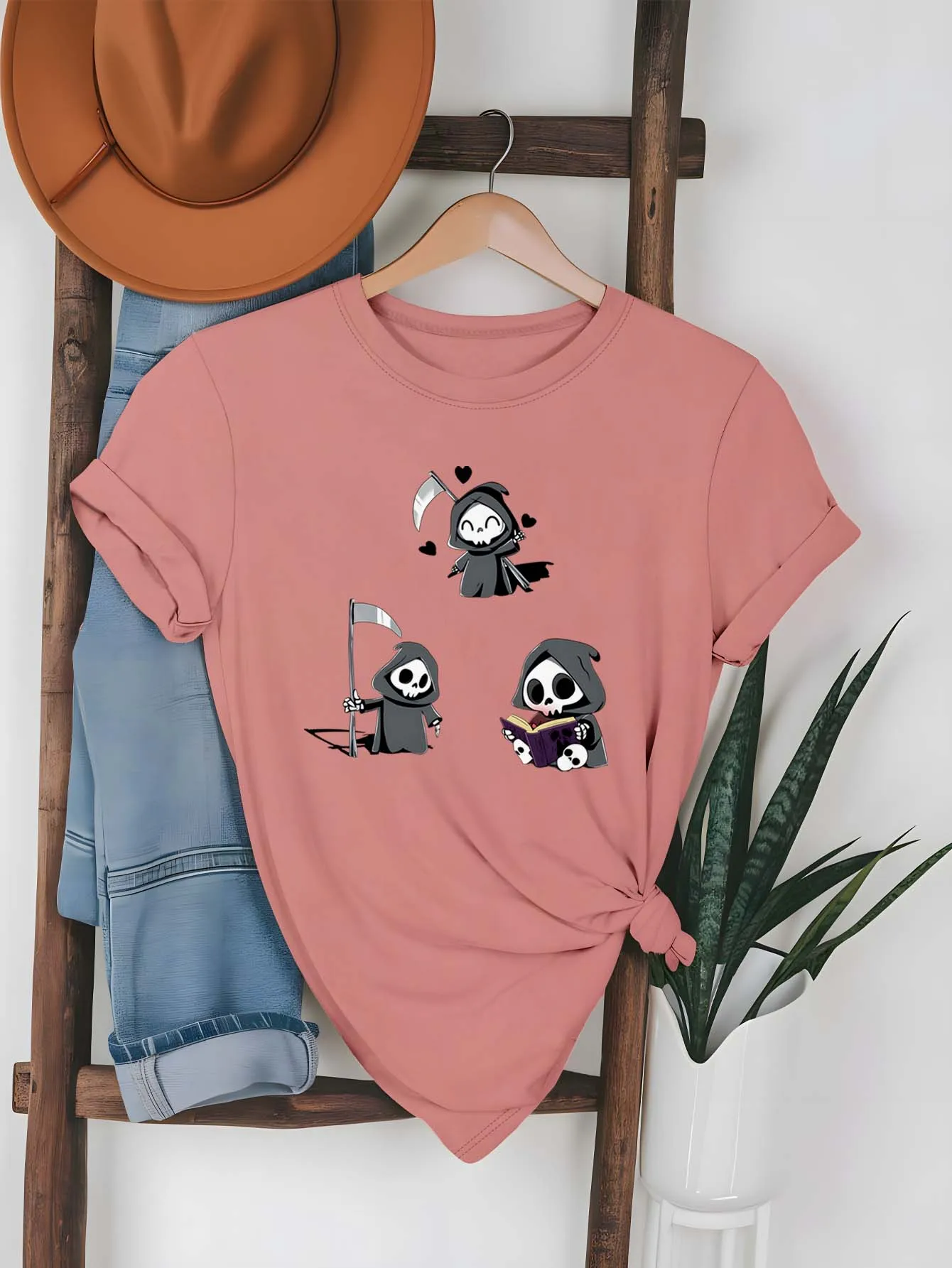 Personagens caprichosos da pequena morte do tamanho grande com foice e vestuário da moda do livro