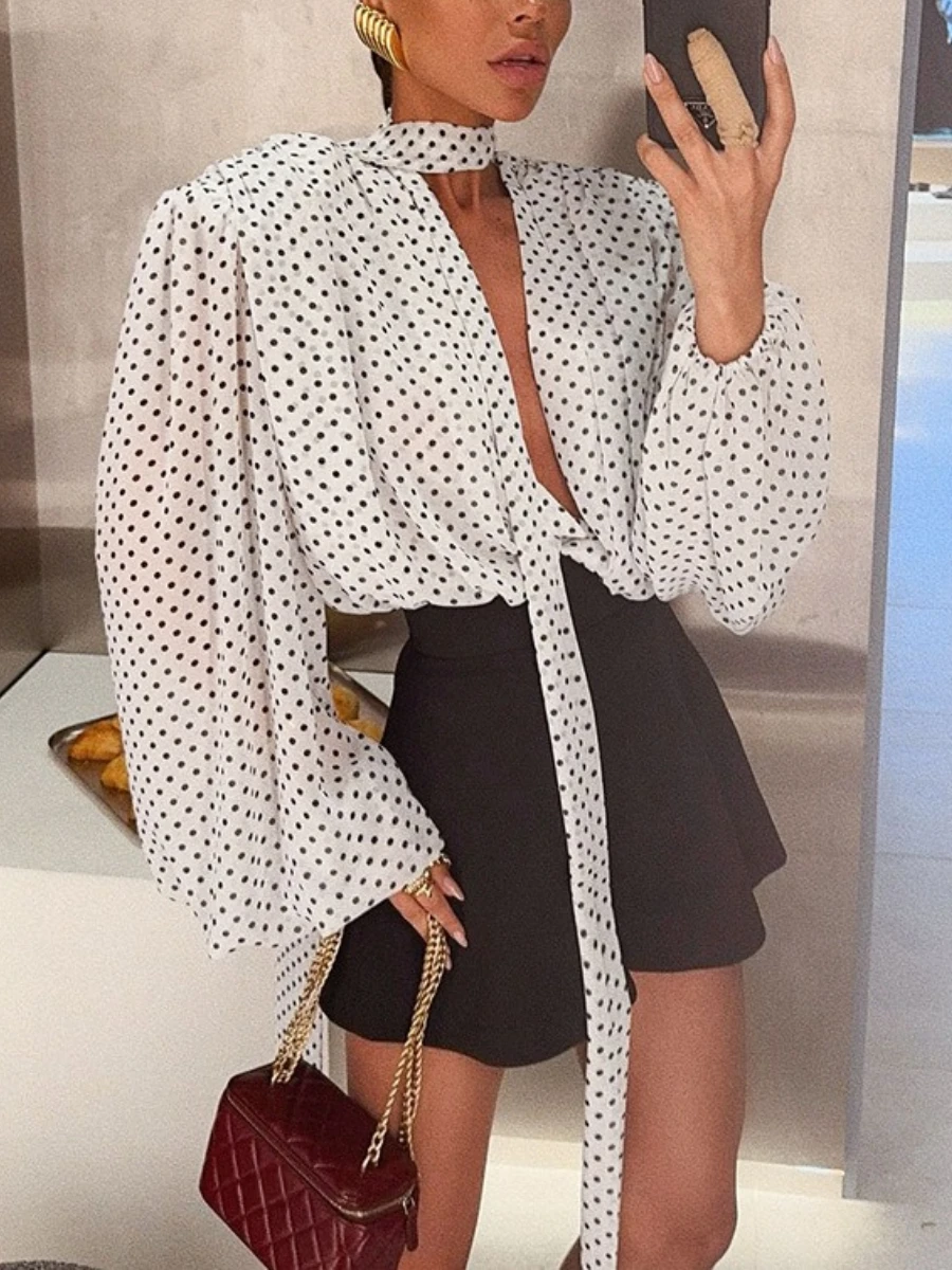 TWOTWINSTYLE, camisa holgada informal francesa de lunares para mujer, blusa de oficina con temperamento de manga larga y cuello en V, estilo de moda femenina nuevo