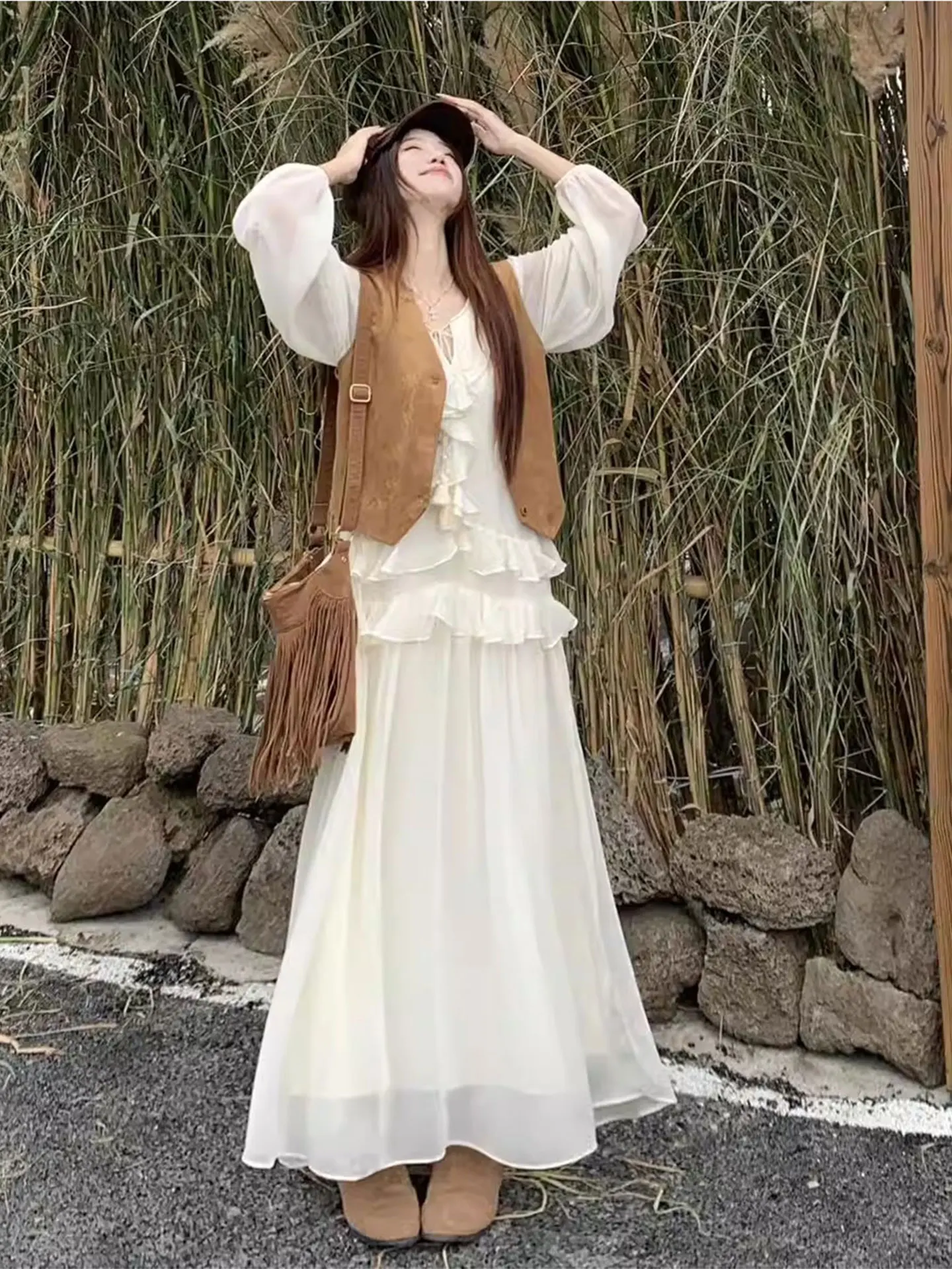 

Весенний модный комплект из двух предметов: кардиган-жилет больших размеров с кружевным подолом и длинная юбка с завышенной талией, повседневный стиль