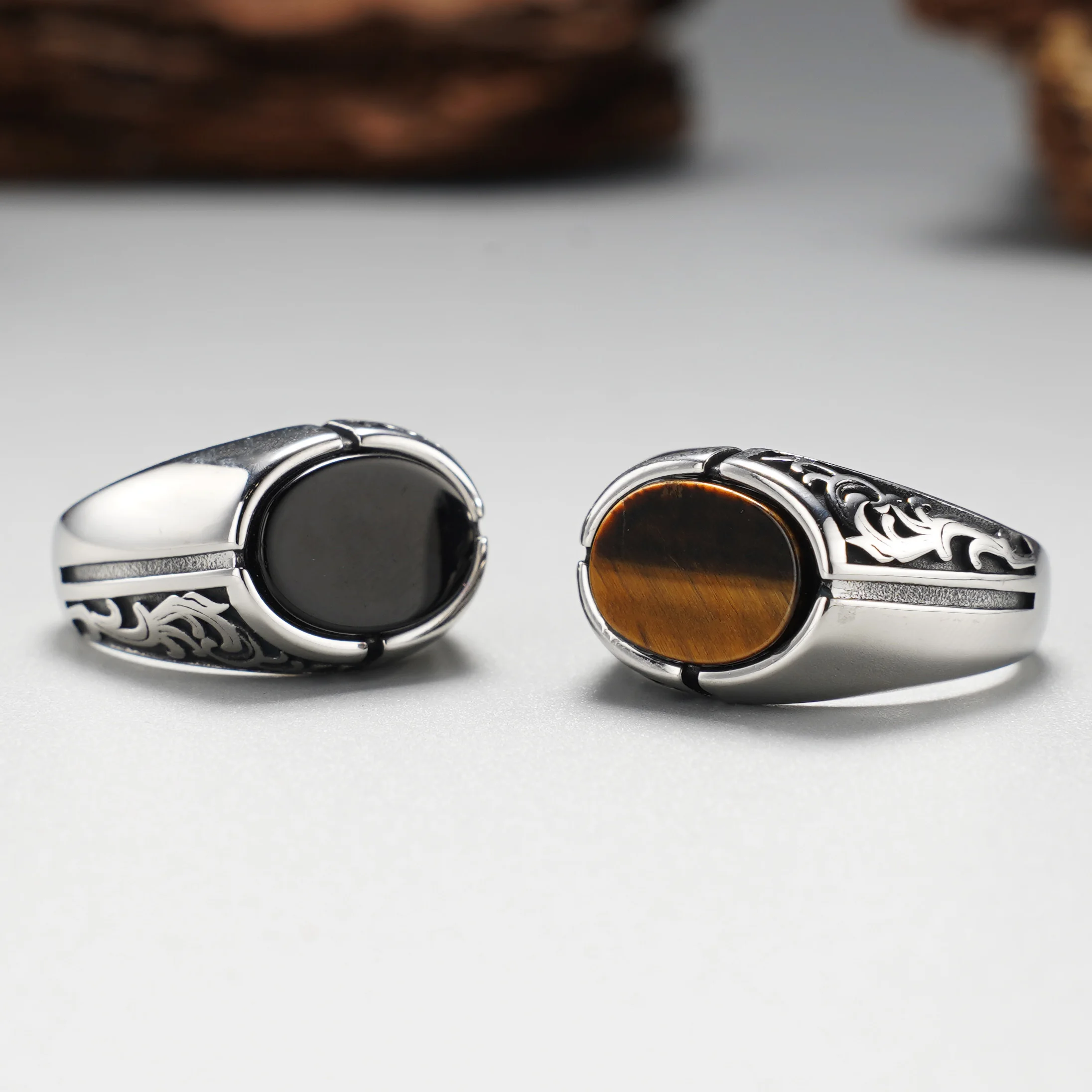 Herren-Siegelring im Vintage-Stil mit schwarzem Onyx, 316L Edelstahl, Retro-Schriftzug mit Blumenmuster, gotischer Biker-Statement-Schmuck – Detail 1