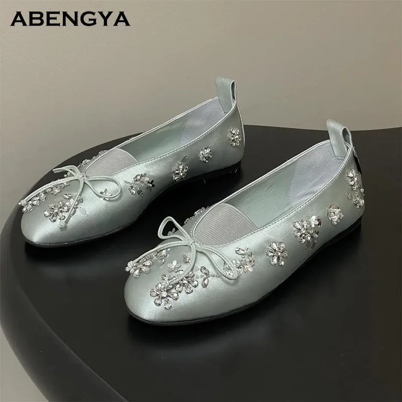 

Designer Silver Silk Flat Ballet Shoes Women Bow Knot Crystal Elastic Mules Dress Shoes Autumn Casual Party Vacation Dance Shoes