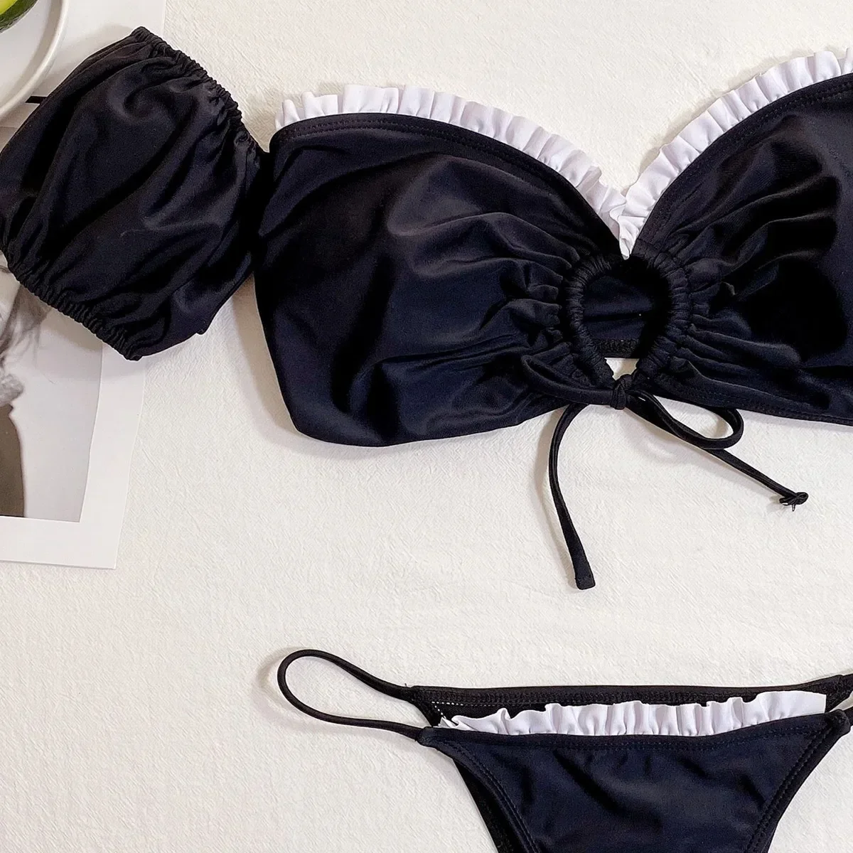 2025 Sexy Bikini Bandeau Damen Bademode Badeanzug Schwarz Kurze Ärmel Weiß Rüschen Geknotete Bikinis Set Badeanzug Strand Bikini