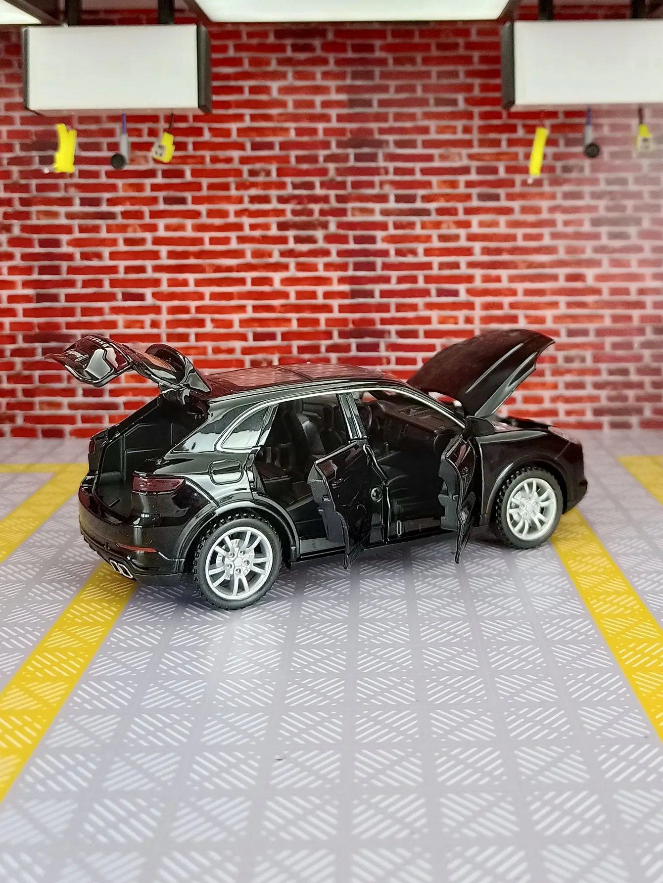 1:32 Porsche Cayenne Legierungs-Geländewagenmodell, zurückziehbarer akusto-optischer Spielzeugtür und Motorhaubenhülle kann geöffnet werden