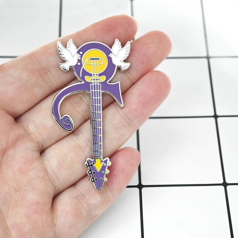 Prince Symbol Gitarren-Emaille-Anstecknadel, Purple Rain, weiße Taube, Ornament, Rockmusik, Metallbrosche, Abzeichen, Reversnadel, Rucksack, Fan, Sammlerstück, Geschenk – Detail 3