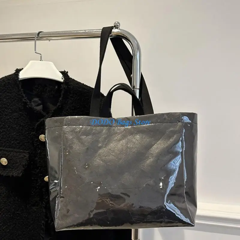 حقيبة كتف أنيقة من مادة PVC توفر الراحة ومساحة واسعة تحت الإبط للاستخدام اليومي وتعزيز أنماطك