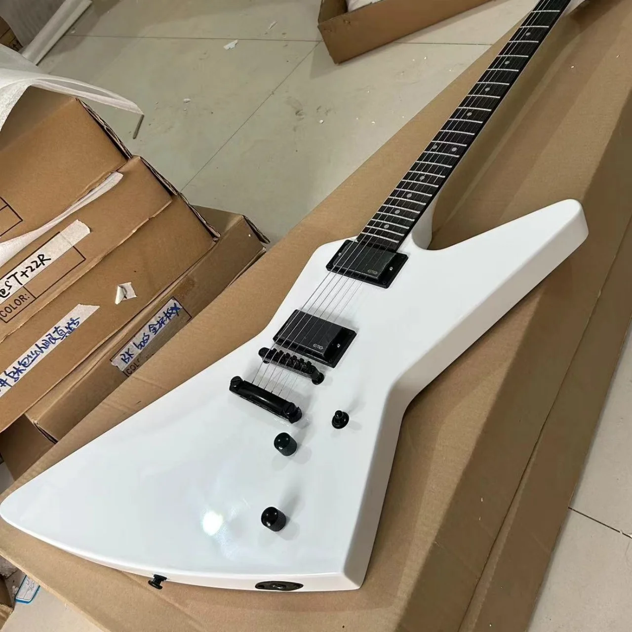 Hot Sale White Explorer Electric Guitar Rosewood Body Mahogany Fingerboard High Quality Good Sound 22 Tone Position