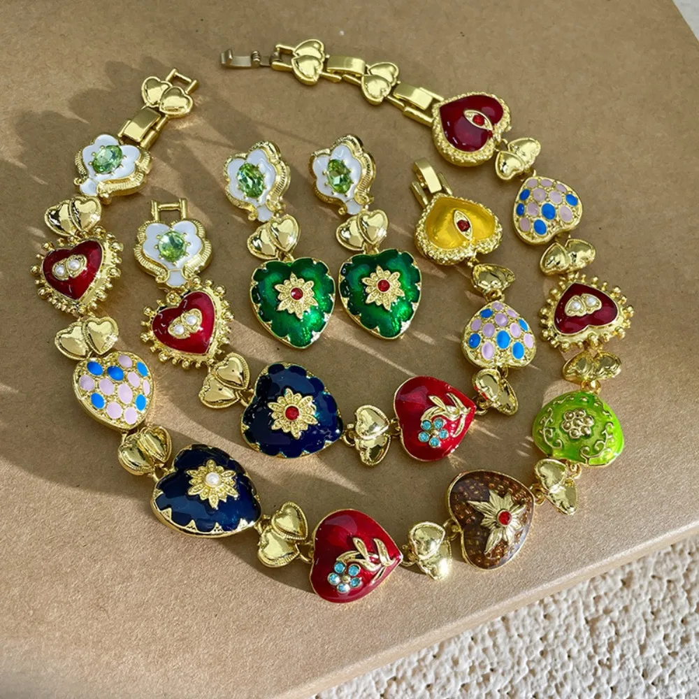 Retro Colorful Artistic Carved Jewelry Carving Colorful Medieval Flower Heart Necklace Palace Style Relief