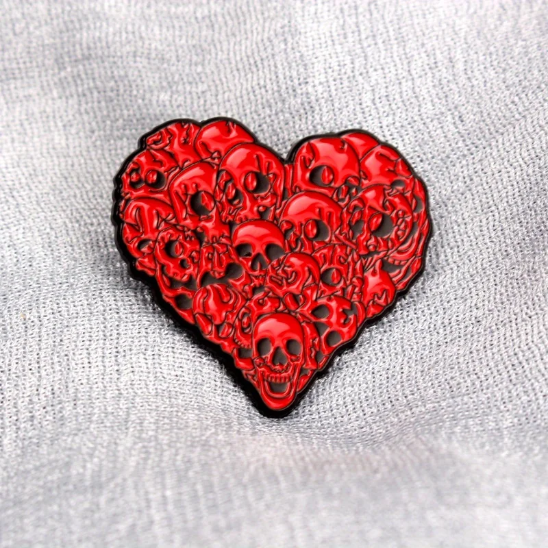 دبوس المينا على شكل قلب جمجمة من Edgy - إكسسوار فاسق قوطي بتصميم أحمر وأسود