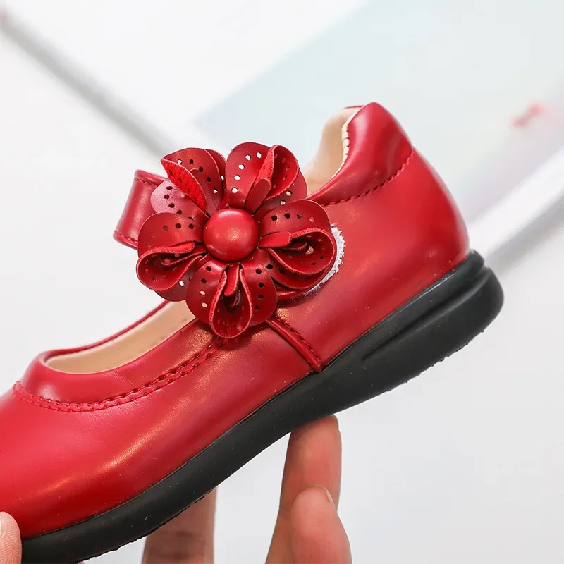 Girls Red PU Shoes Flat Flowers Children Performance Dress Shoes for Party Wedding Shows 2024 Summer Beautiful Fashion Mary Jane