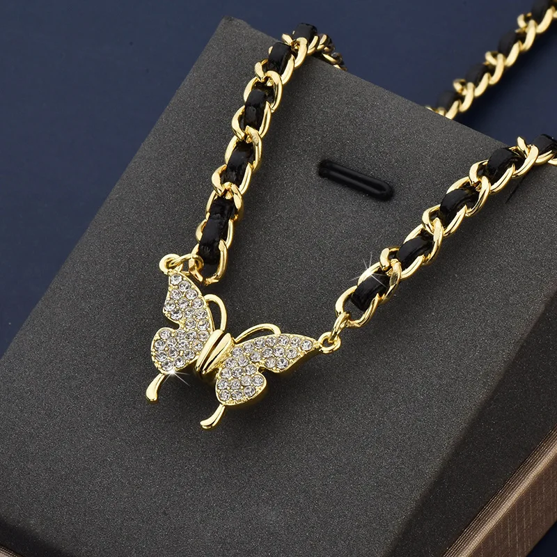 

A woman knitted a necklace, a heart-shaped magnetic diamond necklace for ladies in 2025