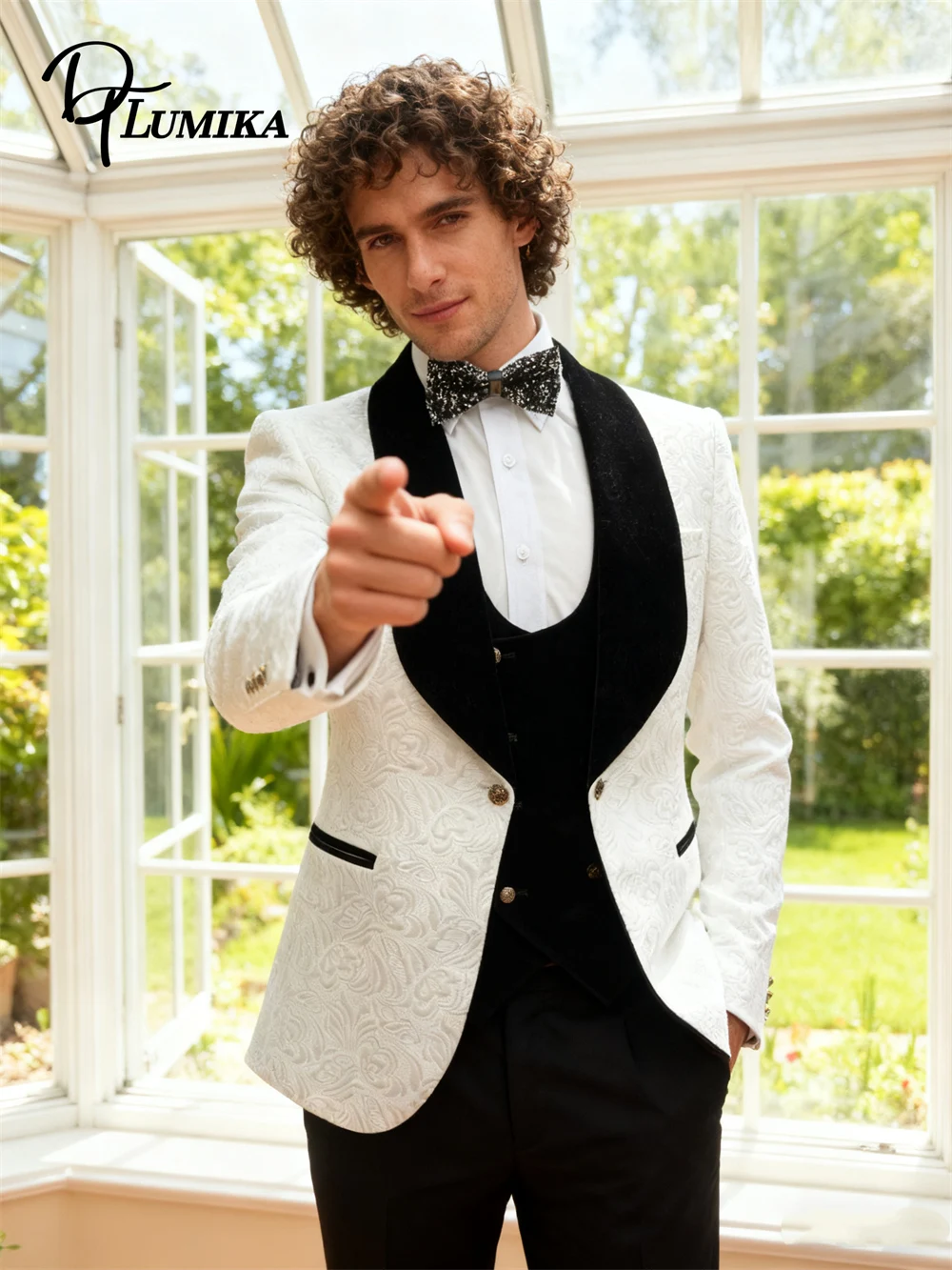

DTLumika Белый костюм с узором пейсли и бархатным воротником, мужской костюм-тройка, куртка, жилет и брюки, свадебный костюм жениха Bestman