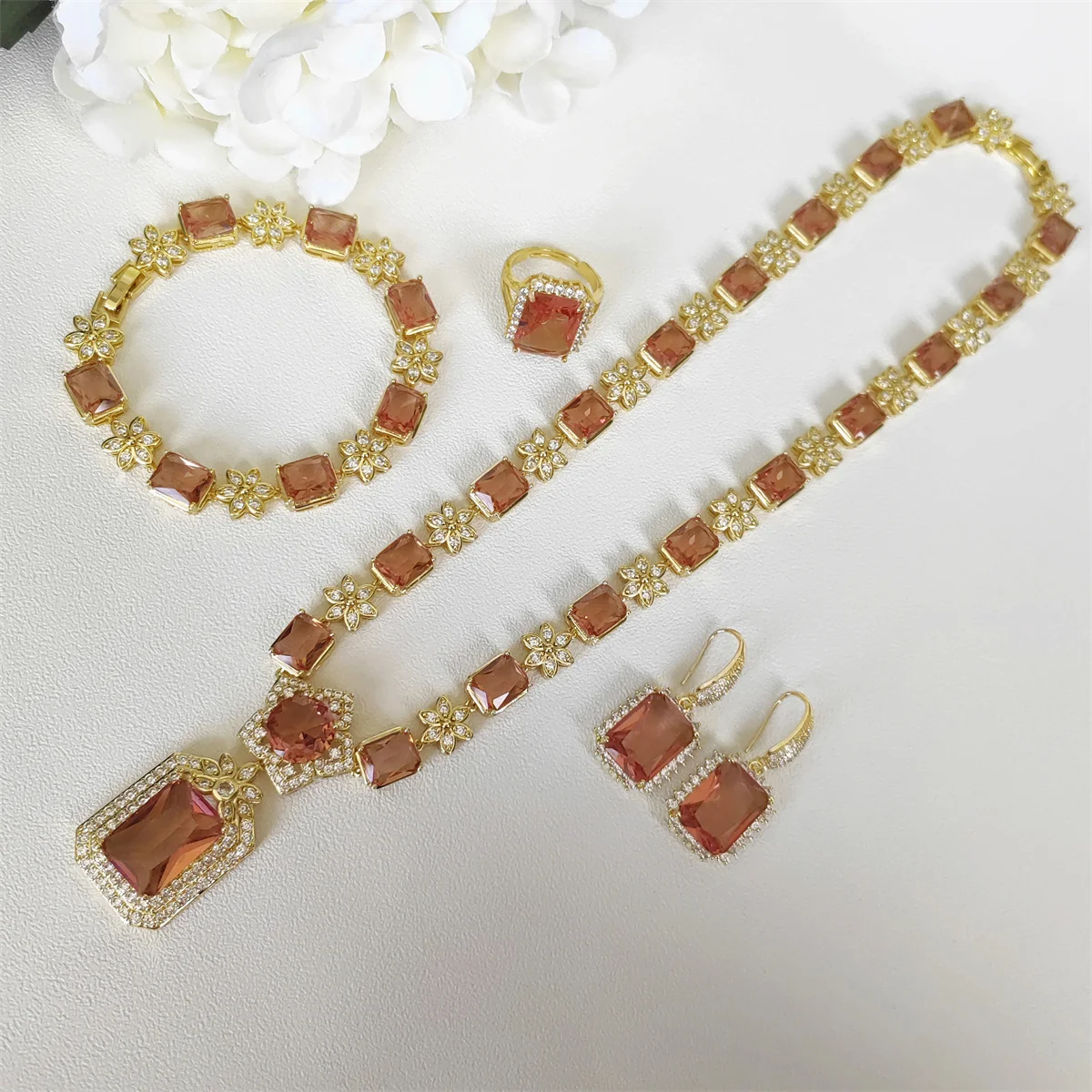 BOCARMAN Schmuckset aus synthetischem, farbwechselndem Diaspor, rechteckiger Ring, Ohrringe, Armband, Halskette, verschiedene Beleuchtungsarten – Detail 7