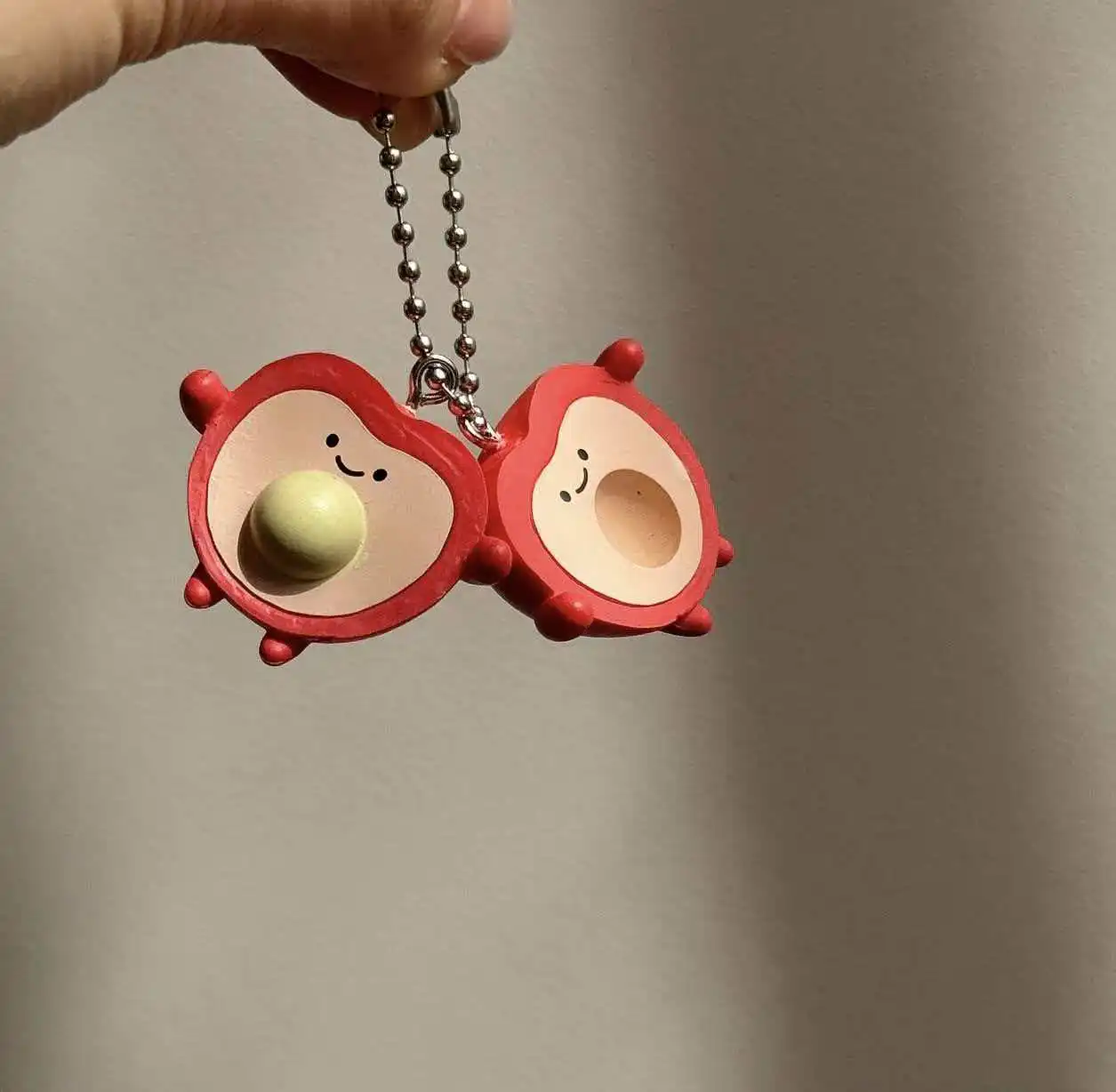 Lindo llavero de dos piezas con diseño de aguacate, cereza, frijoles y ojos, colgante para mini bolso, caja sorpresa, accesorio decorativo, regalos para niñas