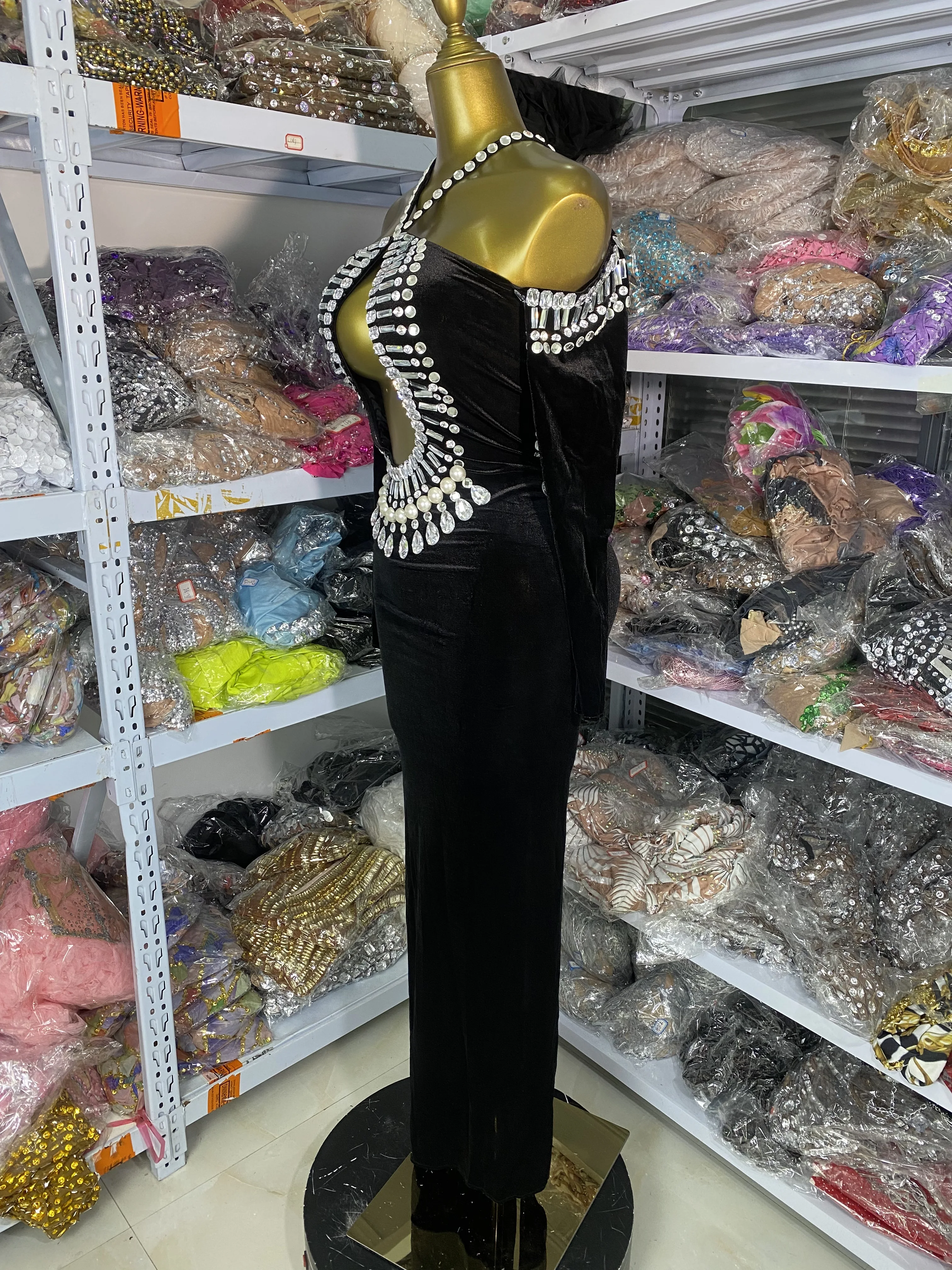 ผู้หญิงหรูหราพรหม Gowns สีดําเซ็กซี่ Halter Key Hole กํามะหยี่คริสตัลยาวชุดถุงมือ Celebrity Evening Club Party Dresses