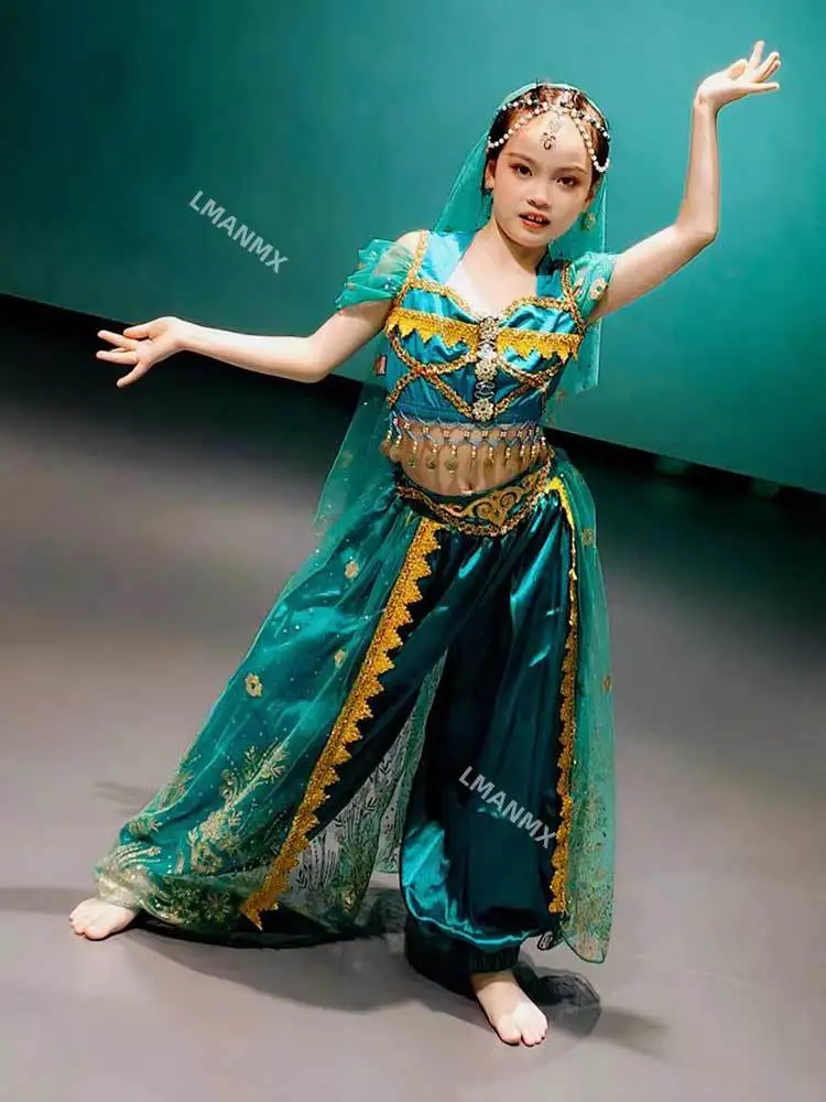 Taniec dziecięcy Xinjiang, taniec etniczny, występ chóralny w stroju księżniczki Jasmine.