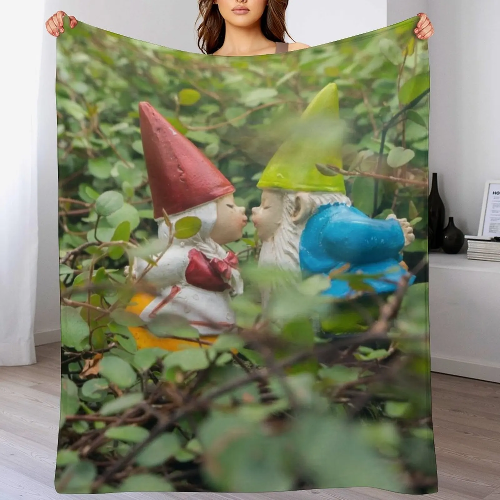 

First Kiss - Kissing Gnomes Throw Blanket Breathable Lightweight Blanket for Adults Kids