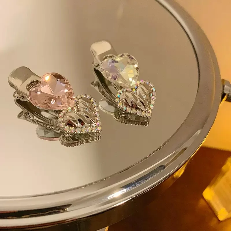 Süße Haarspange mit Schleife, Herz und Strasssteinen, hochwertiges Haaraccessoire für Damen. – Detail 5