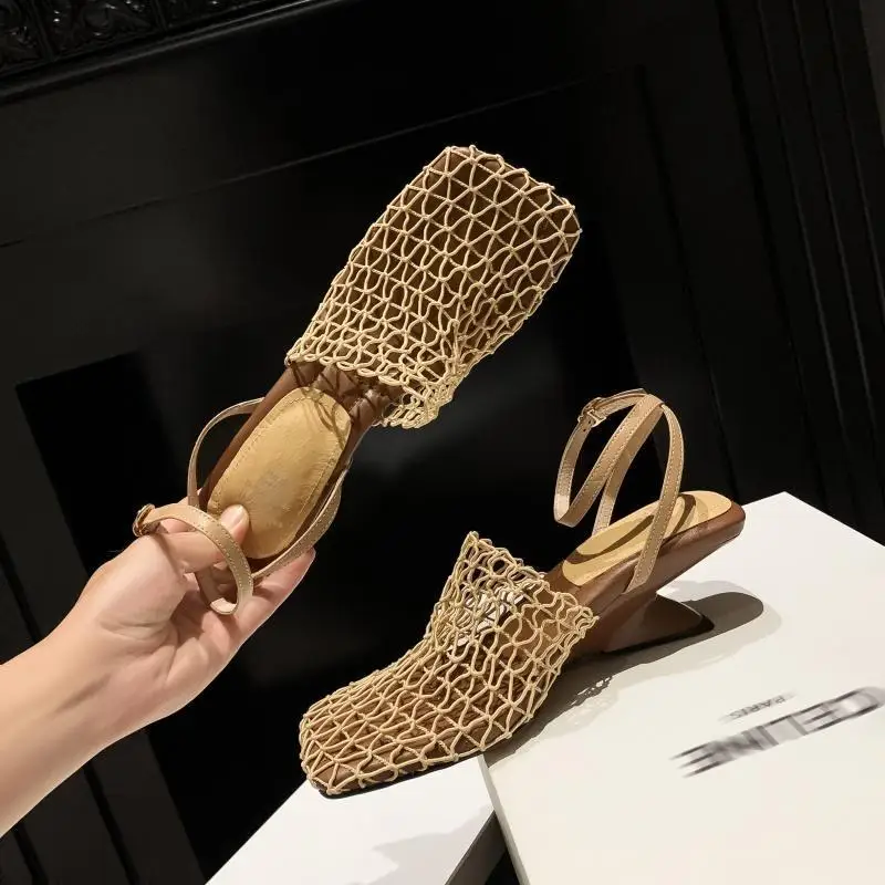 Sandalias de diseñador de moda de lujo para mujer, sandalias de tacón alto sin cordones trenzadas con correa estrecha y punta cuadrada de malla de encaje, verano 2025