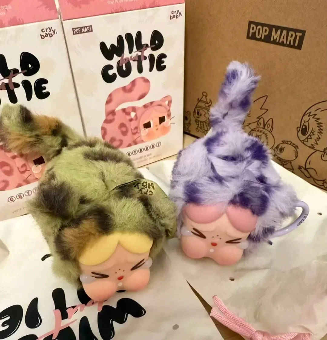

POPMART Оригинальная коллекционная фигурка CRYBABY Leopard Cat Crying Baby: Модная игрушка-сюрприз в закрытой упаковке, милая и интересная коллекционная игрушка, подарок на день рождения