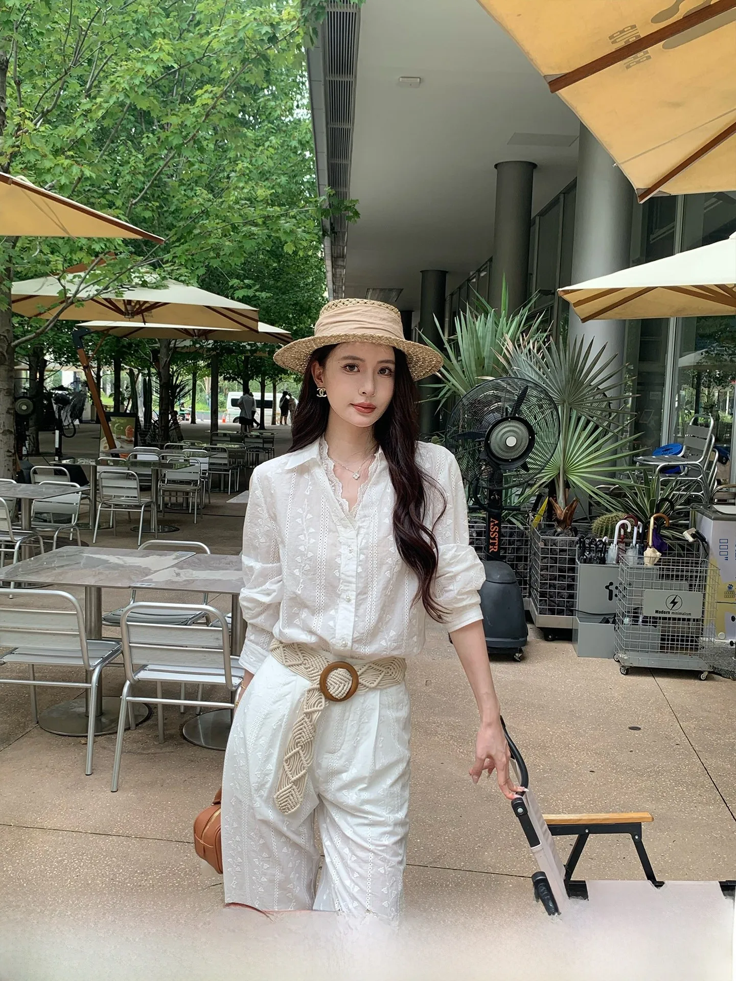 

Белый вышитый комплект: рубашка и брюки прямого кроя. Модный женский комплект с тщательной отделкой. Новинка. Повседневный, из дышащего хлопка.