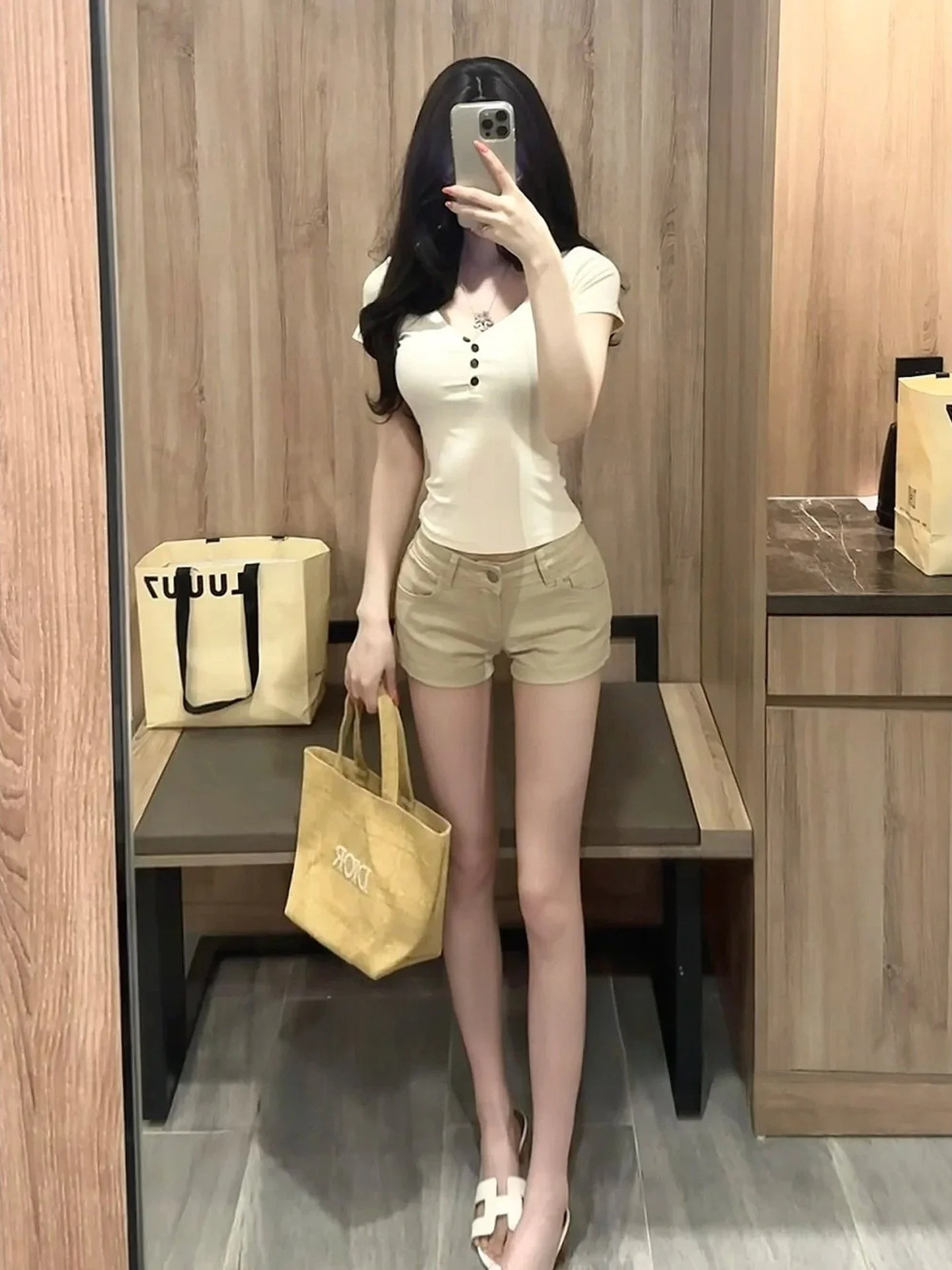 

Корейские супермодные джинсовые шорты с завышенной талией для женщин: облегающие, подчеркивающие бедра, с эффектом утяжки ягодиц, повседневные, с вырезом на талии, укороченные.