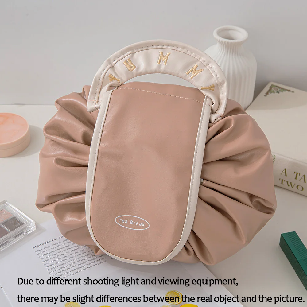 حقيبة مستحضرات التجميل للسفر برباط قابلة للسحب بسعة كبيرة حقيبة فرش مستحضرات التجميل للنساء حقيبة تخزين مستحضرات التجميل للسفر بمقبض