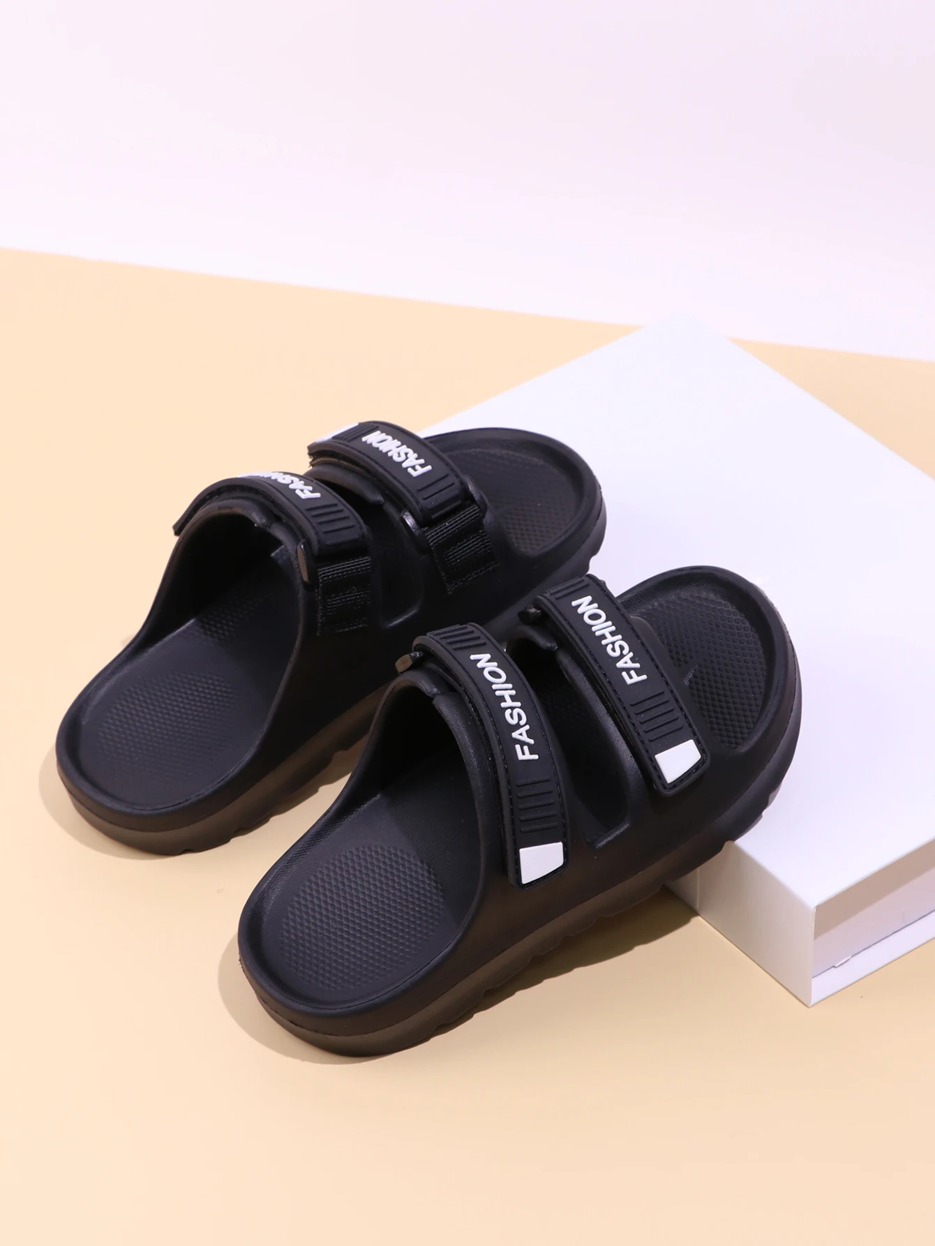 A pair of black boys and girls\' slippers outdoor sandals, breathable Velcro outdoor beach shoes