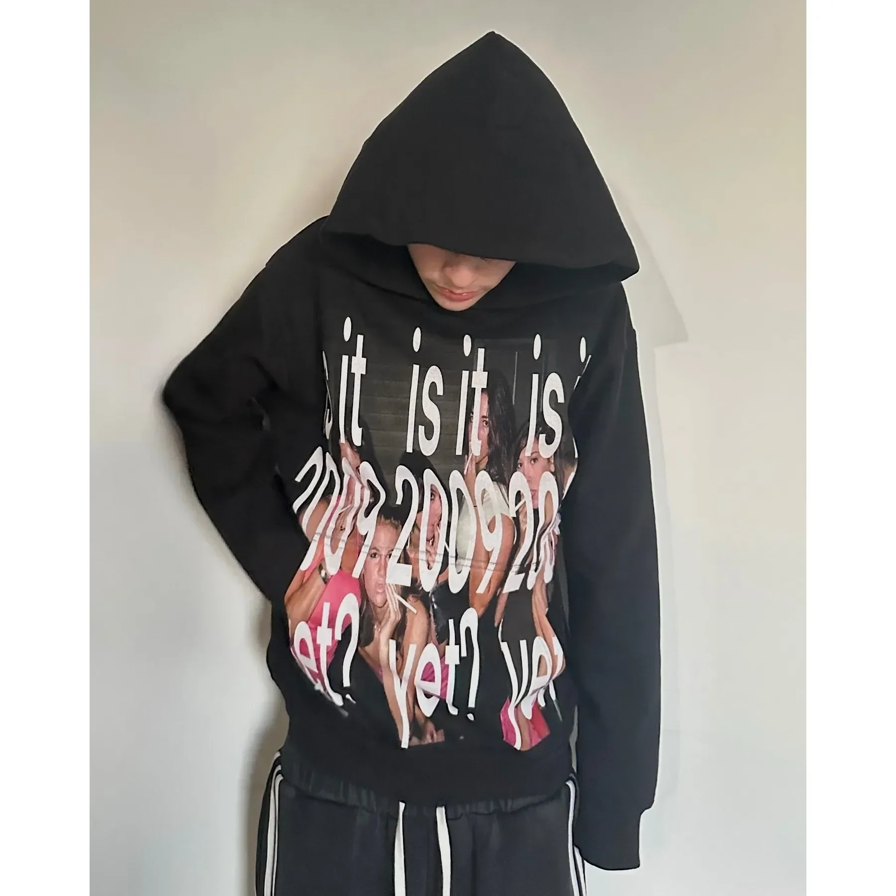 Damen-Kapuzenpullover im Dark-Style, schwarz, mit Hutkrempe, Lippen-Porträt-Print, lockerer Schnitt, überschnittenen Schultern, Kängurutasche, Pullover-Sweatshirt – Detail 11