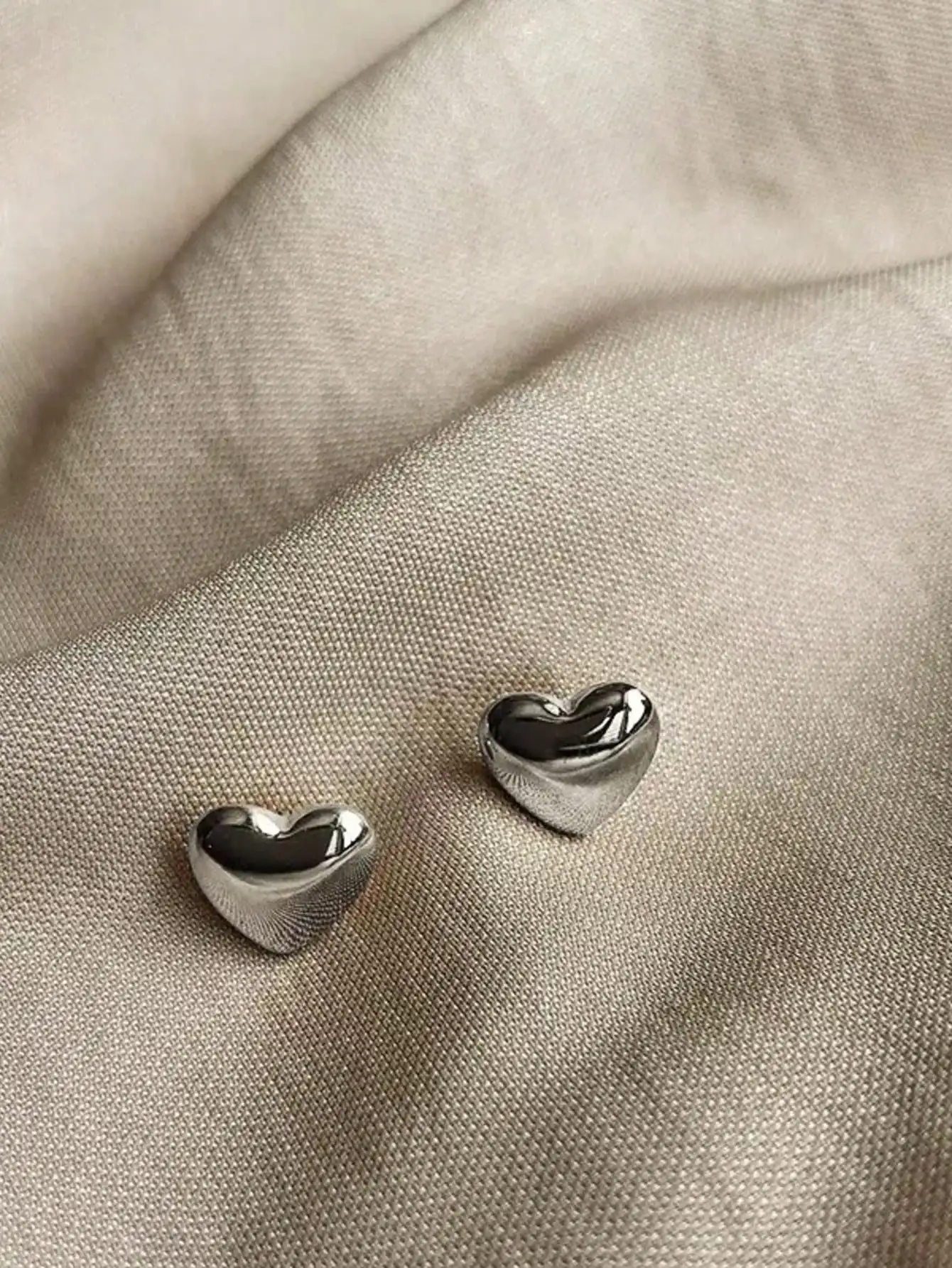 

Сверкающие серьги-гвоздики в форме сердца для женщин, маленькие, из полированной нержавеющей стали.