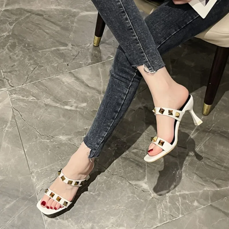 Zapatos de mujer de tacón fino con arrastre plano, novedad de verano 2023, estilo de moda, sandalias de tacón alto antideslizantes con remaches de sensación de alta gama para mujer