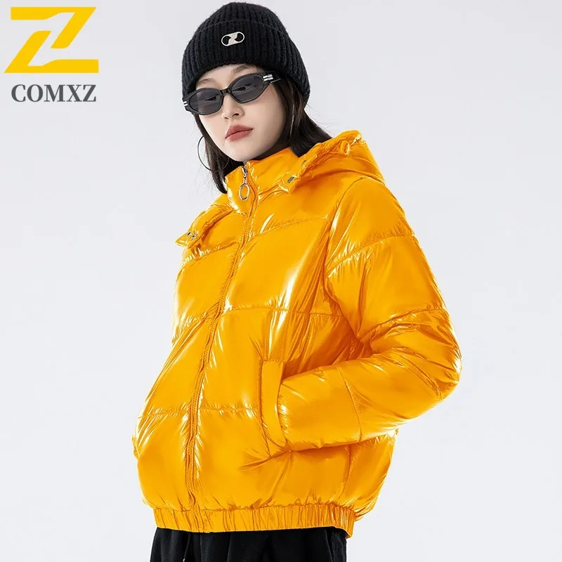 سترة مبطنة للرجال من COMXZ بغطاء للرأس للتزلج في الهواء الطلق سترة سميكة دافئة لامعة للسفر ملابس خارجية شتوية خفيفة الوزن