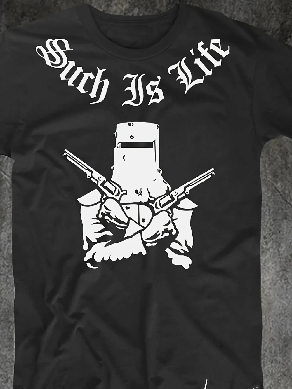 Camiseta Gráfica Masculina Ned Kelly Such Is Life Preta com Design de Fora-da-Law Australiano e Impressão de Rifles Cruzados e Armadura, Manga Curta