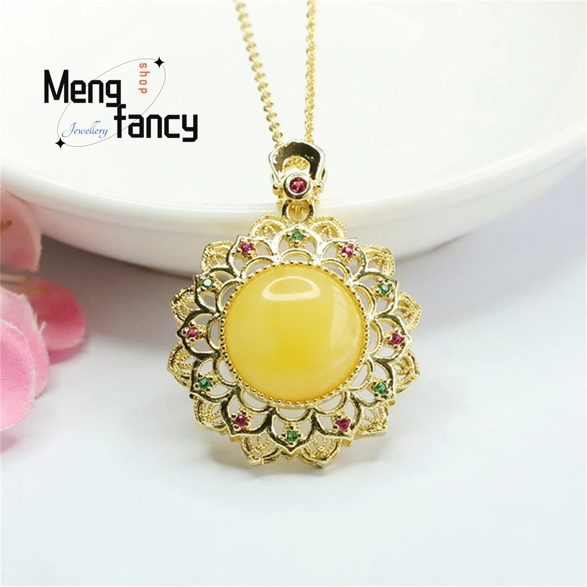 

Natural Honey Wax Amber Sunflower Egg Face Necklace Simple Generous Personalized Light Luxury Fashion Versatile Beauty Jewelry