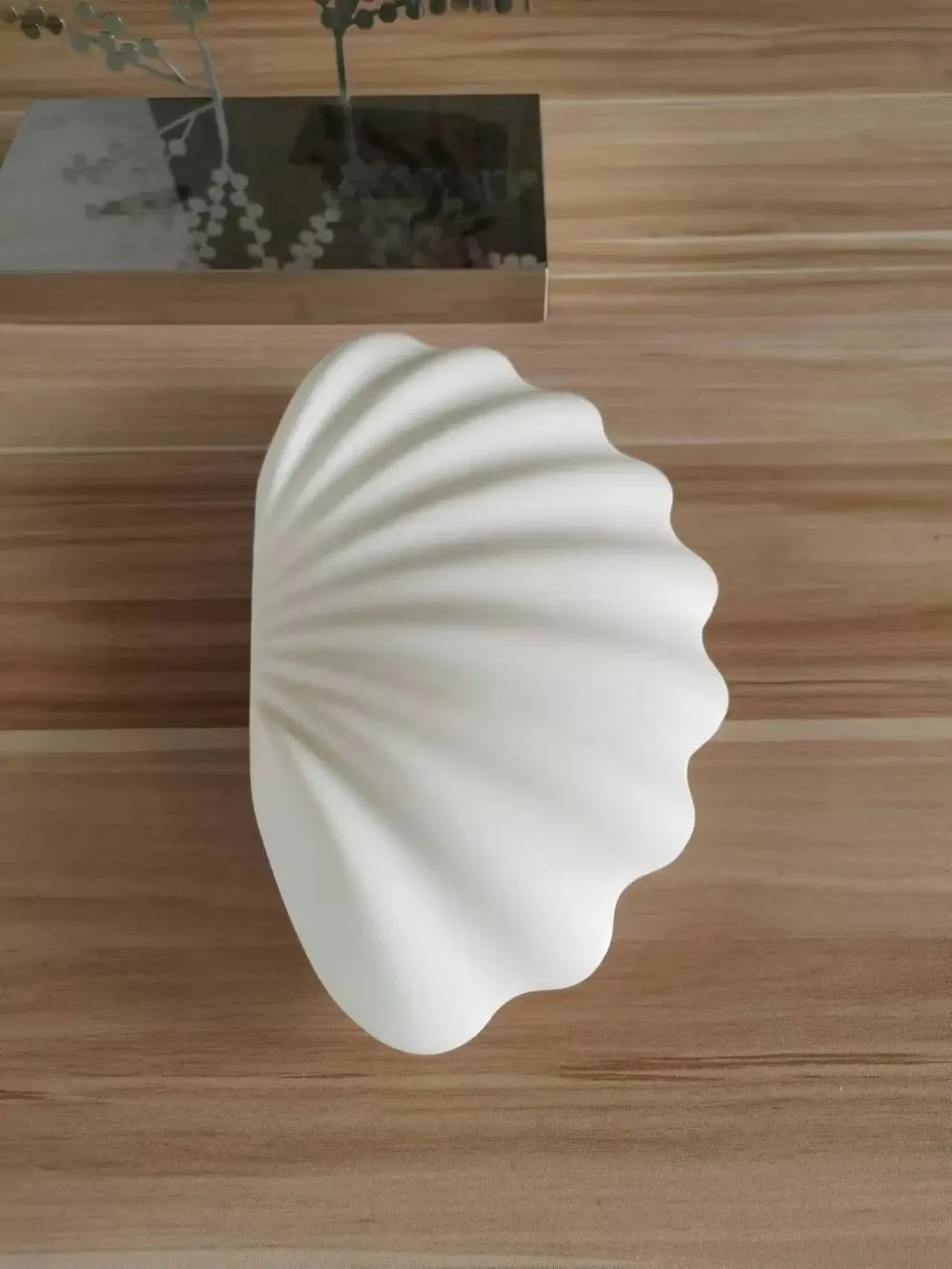 Resin giant opening and closing simulated shell shape display props for internal product display and promotion