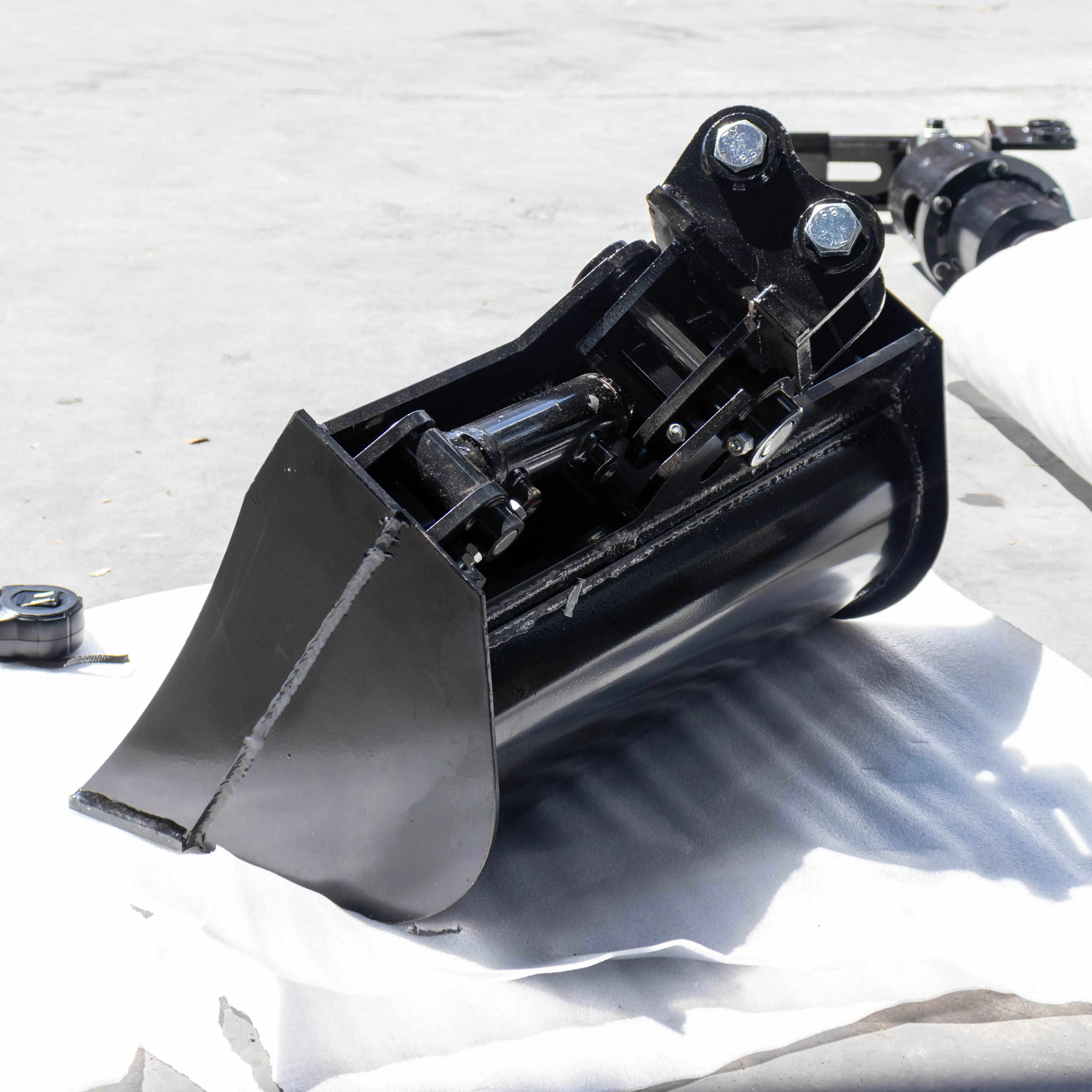 Mini Excavator Tilting Digger Bucket Hydraulic Tilt Bucket for 0.8-20ton Excavator Mini Excavator Attachments for Sale