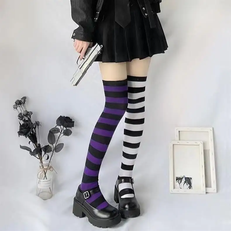 Asymmetrische Overknee-Socken für Damen, Y2k Goth gestreifte Strümpfe, Alt Aesthetic Harajuku Egirl Outfit – Detail 8