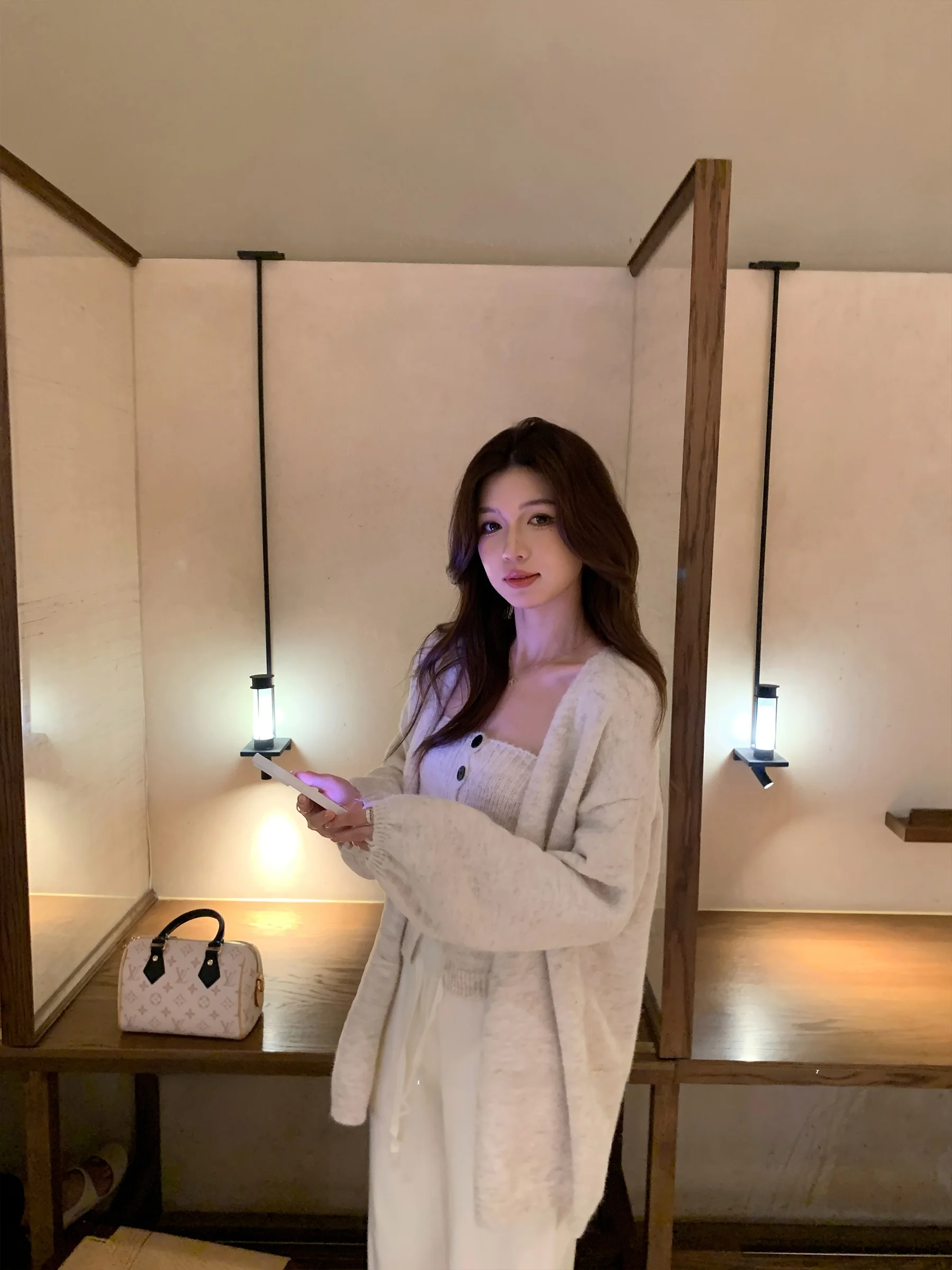 

Новый осенне-зимний комплект: свободный вязаный кардиган и свитер средней длины для женщин, удобный повседневный стиль.