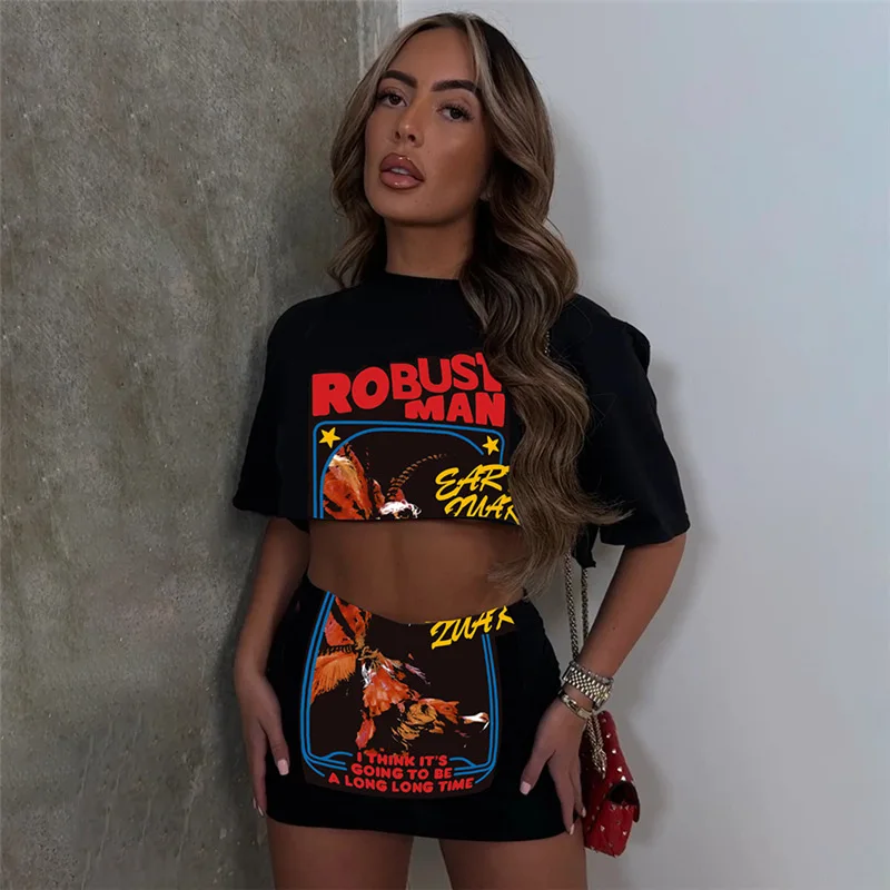 Фото Модный комплект YUZHEXI: футболка с принтом и мини-юбка, уличный стиль, женский костюм с короткими рукавами и граффити-принтом.