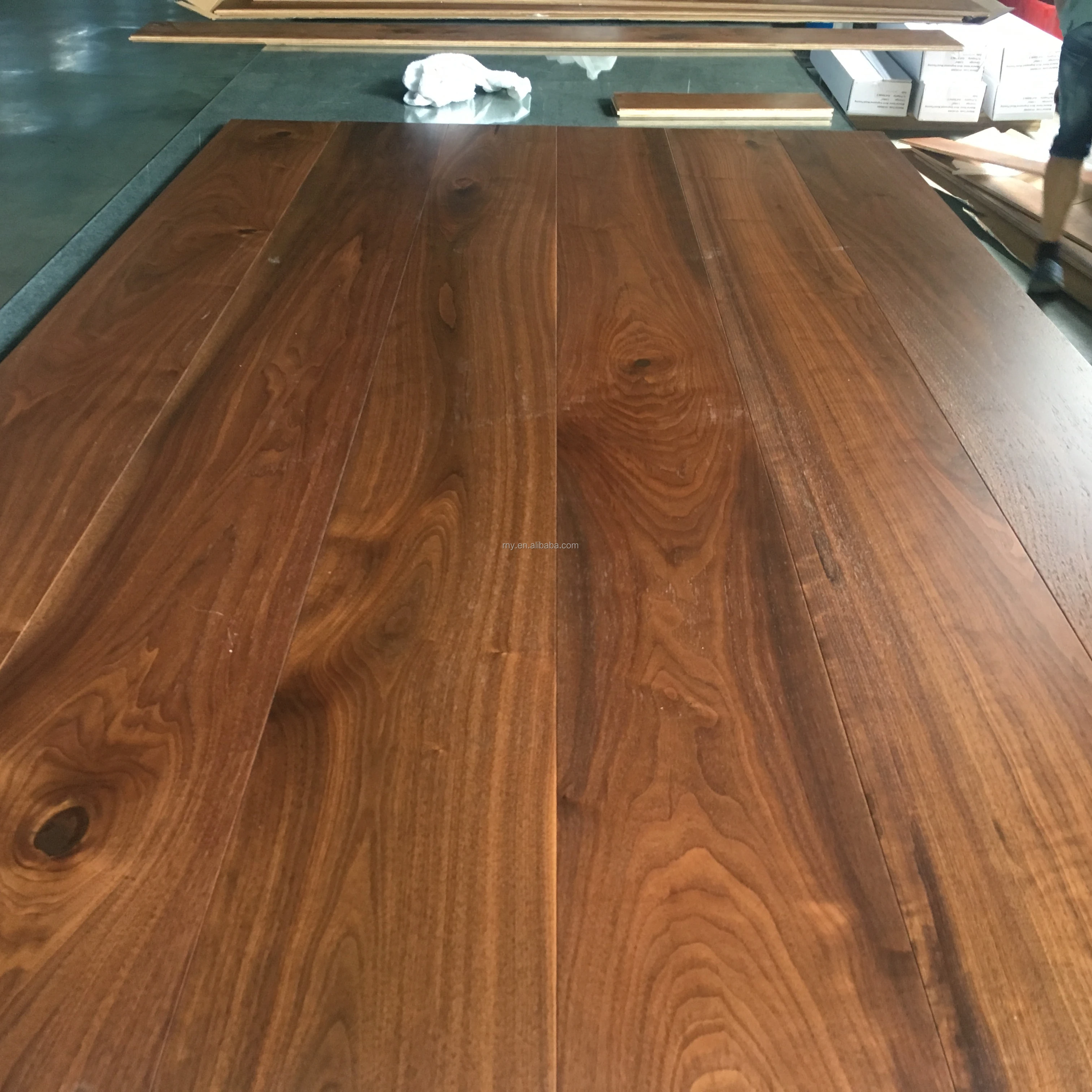 نسخة مخصصة لك، قشرة الجوز بسمك 1.2 مم، أرضية خشبية صلبة مقاومة للاهتراء، لمسة نهائية غير لامعة