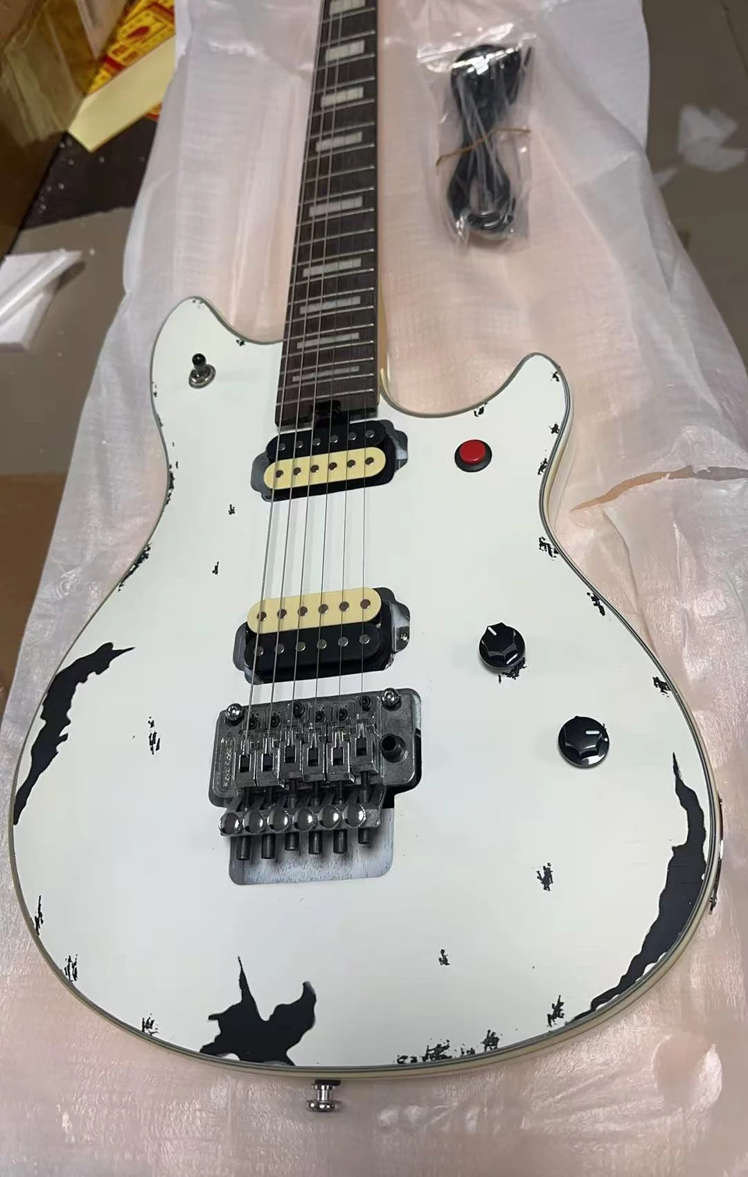 

Горячая распродажа 2026: Заводской тремоло-механизм Floyd Rose для гитары, белый на черном фоне