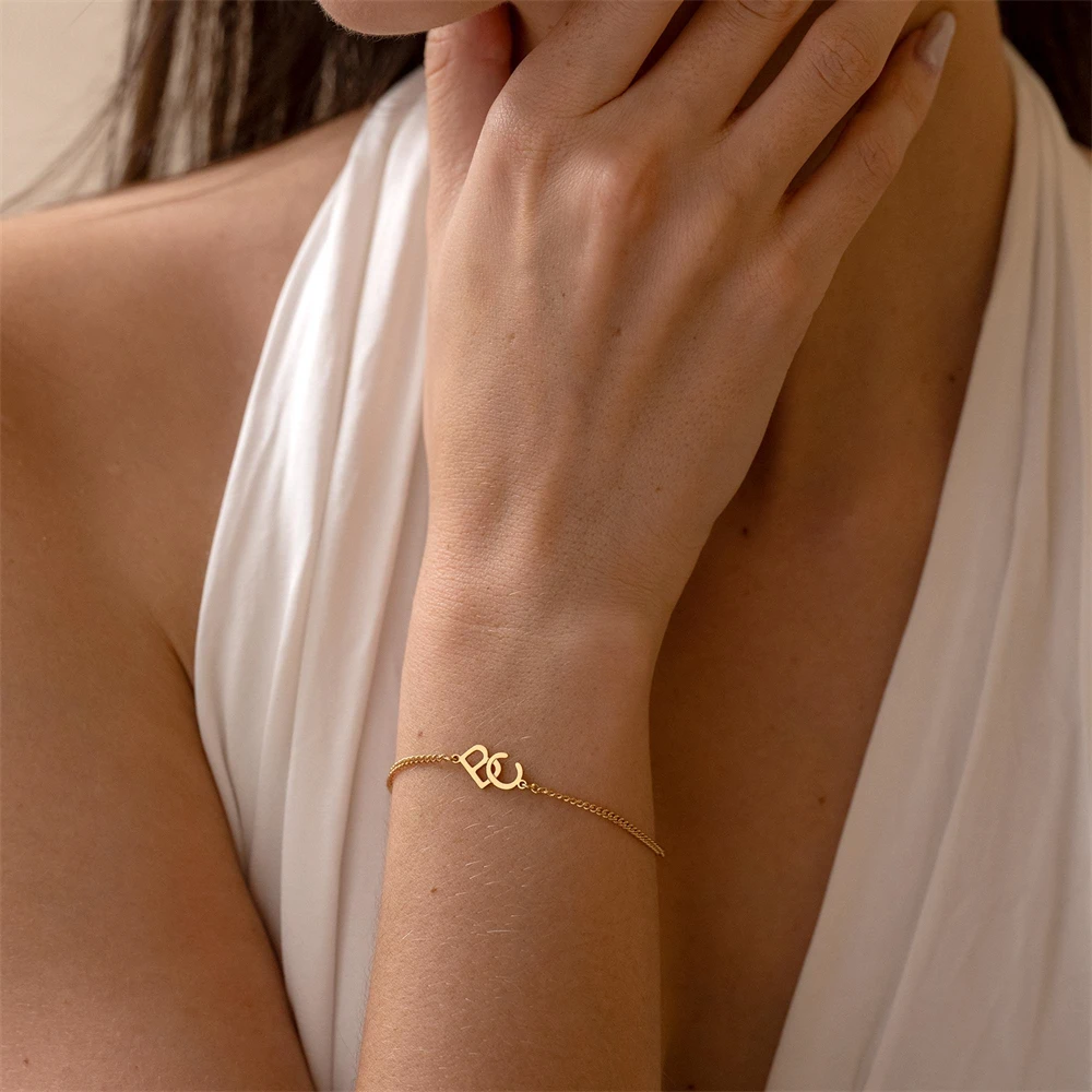 

Персонализированный браслет с двумя взаимосвязанными инициалами, индивидуальная кубинская цепочка, регулируемый штабелируемый браслет, рождественские подарки для мамы