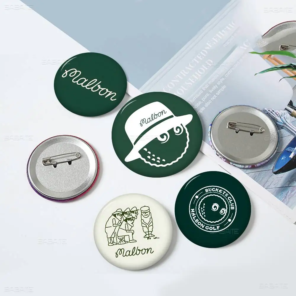 Badge de col en fer blanc MALBON, style Golf, personnalisé, thème Anime, personnage de dessin animé, broche vintage, bijou cadeau pour fans