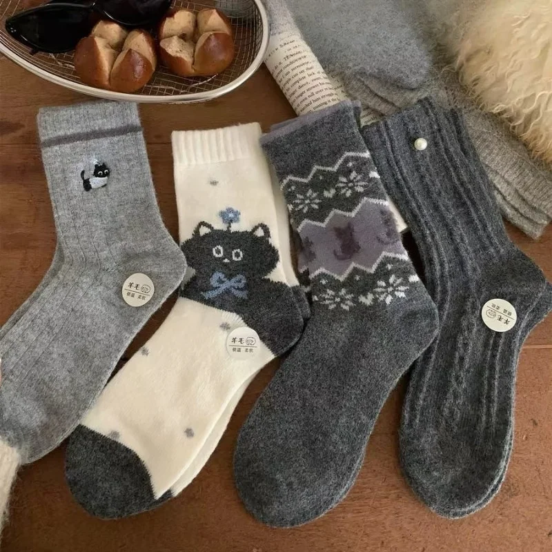 1/4 Pairs Thick Warm Casual and Comfortable Wool Socks Cute Girls' Cats in Autumn and Winter Embroidered Gray Women's Socks