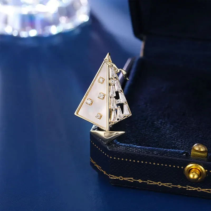 

2025Smooth Sailing, a fashionable and light luxury neckpin that exudes elegance, is a small summer sailboat brooch