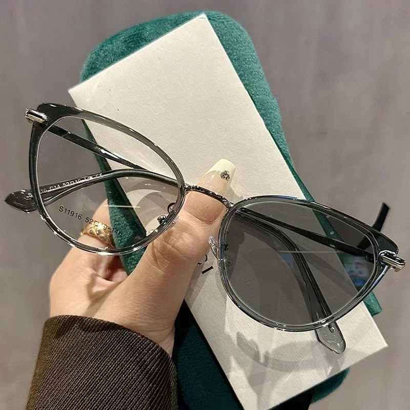 Cat Eye Photochromic Glasses Myopia Glasses for Women Indoor Outdoor Color Changing Sunglasses Ladies Near Sight Eyeglasses