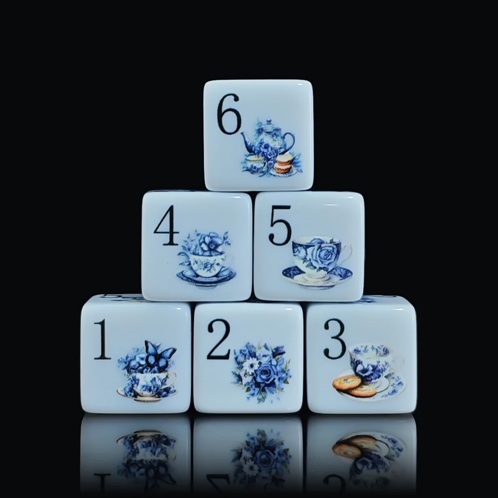 12 Stück D6 blaue weiße Porzellan-Teetassen-Würfel, bedruckte Würfel aus weißem Acryl, sechsseitige Würfel im Vintage-Stil mit floralem Teekannenmuster für Tabletop-RPG