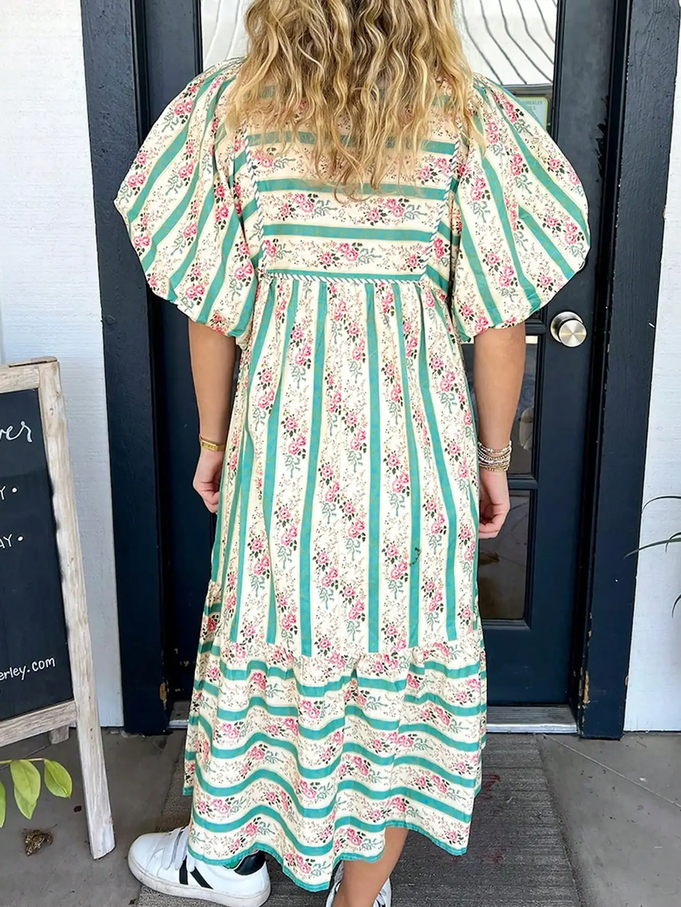 

Летнее свободное платье с разноцветными полосками, цветочным принтом, завязками на шее и рукавами-лепестками