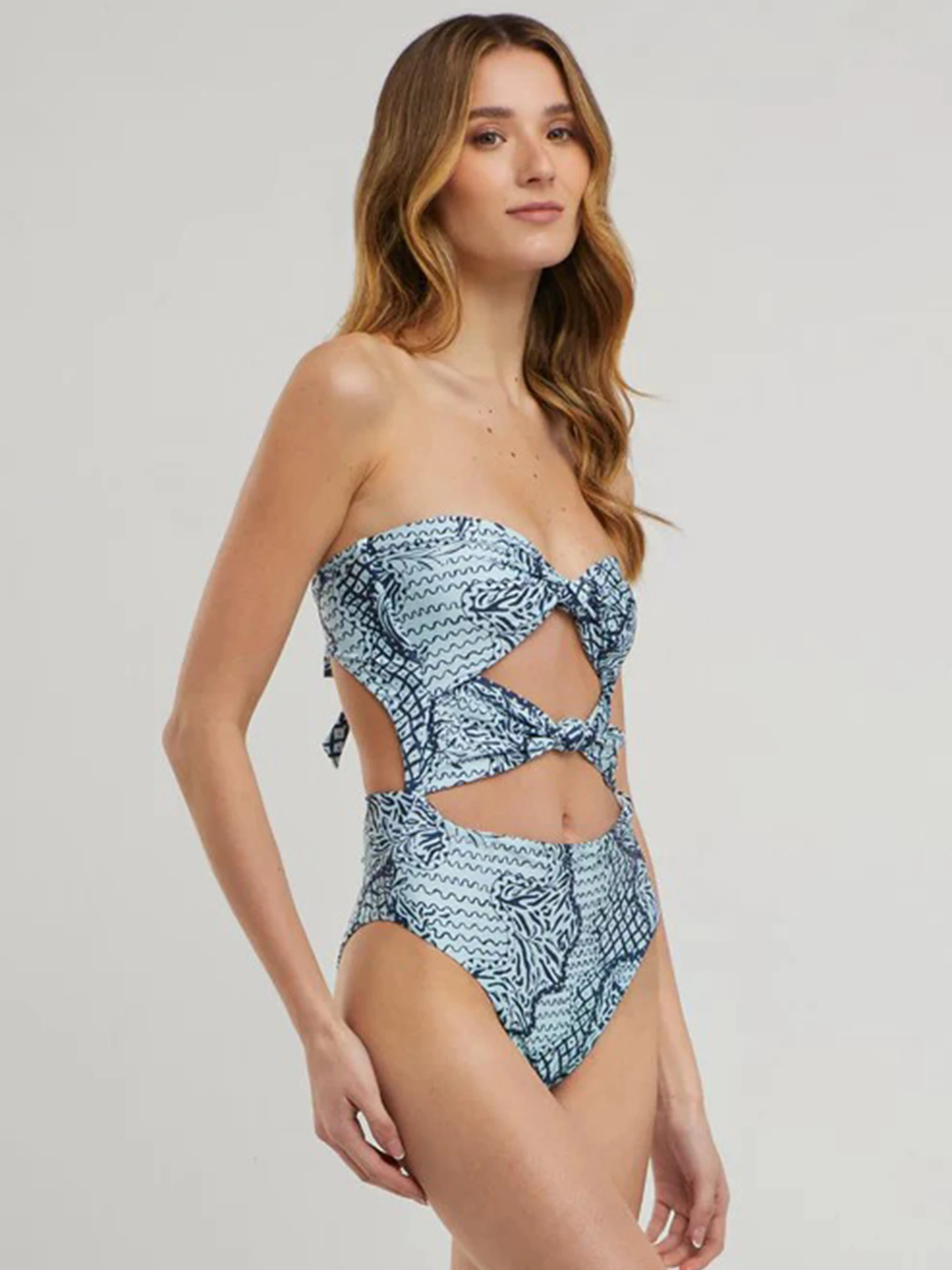 Trendy badkleding 2025 – Elegant blauw-wit badpak met etnische print, perfect voor strandkleding en zwembadfeesten, zomeruitje